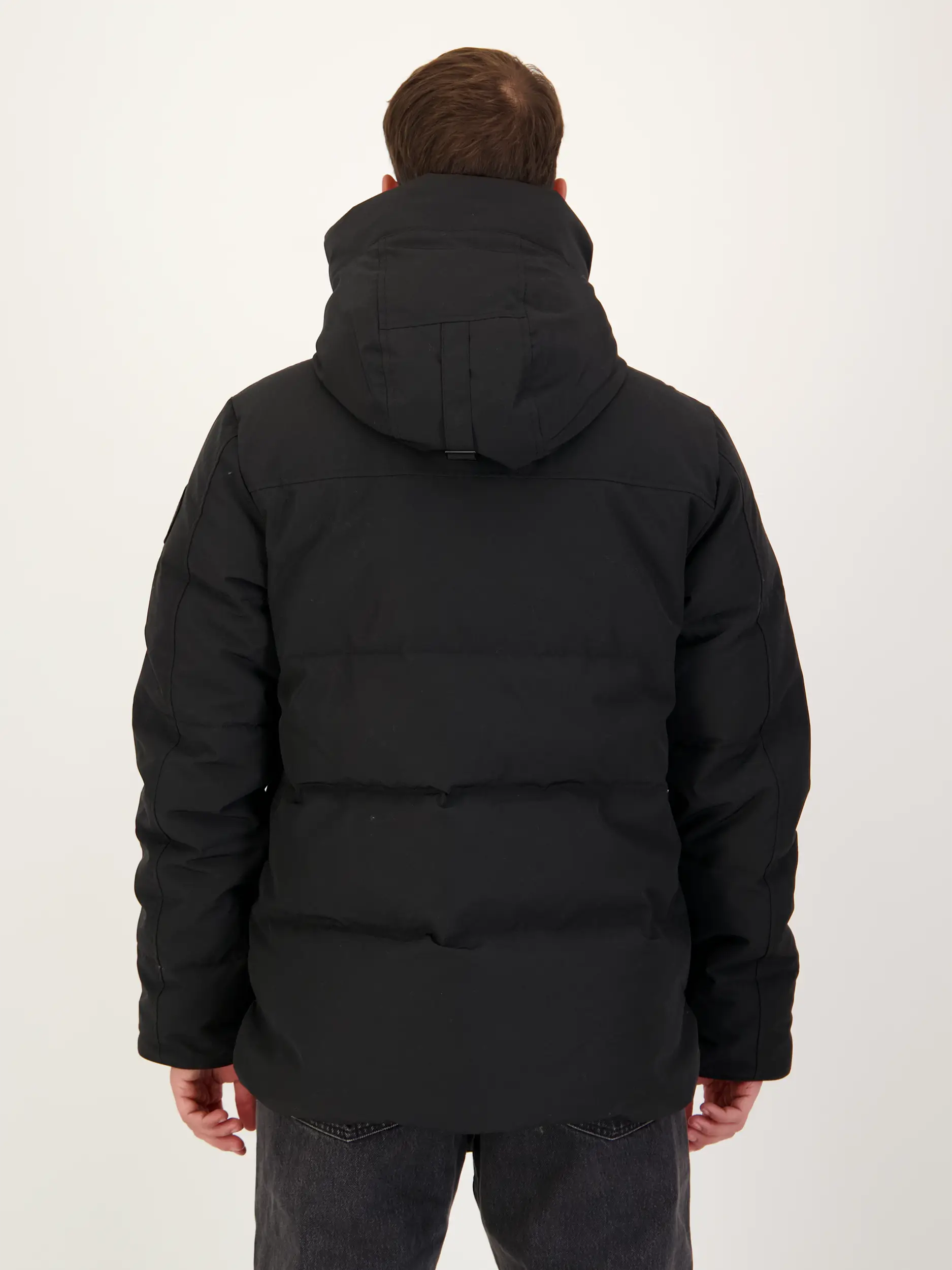 Daunenjacke 'Macmillan' - Artikel Rückseite getragen von einem Modell - Farbe: Schwarz
