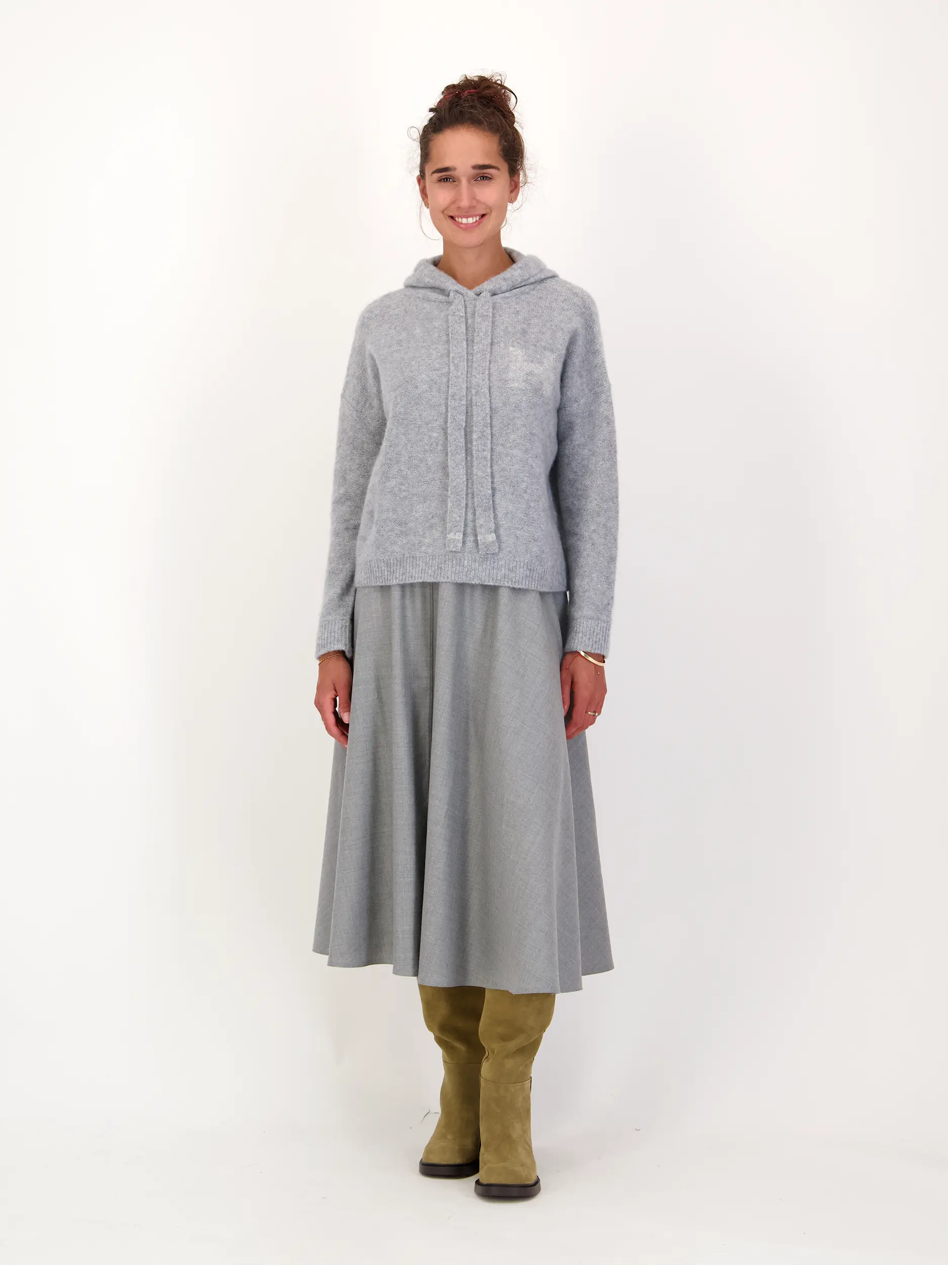 Midirock 'Gones' - Artikel Teil eines Outfits getragen von einem Modell - Farbe: Grau