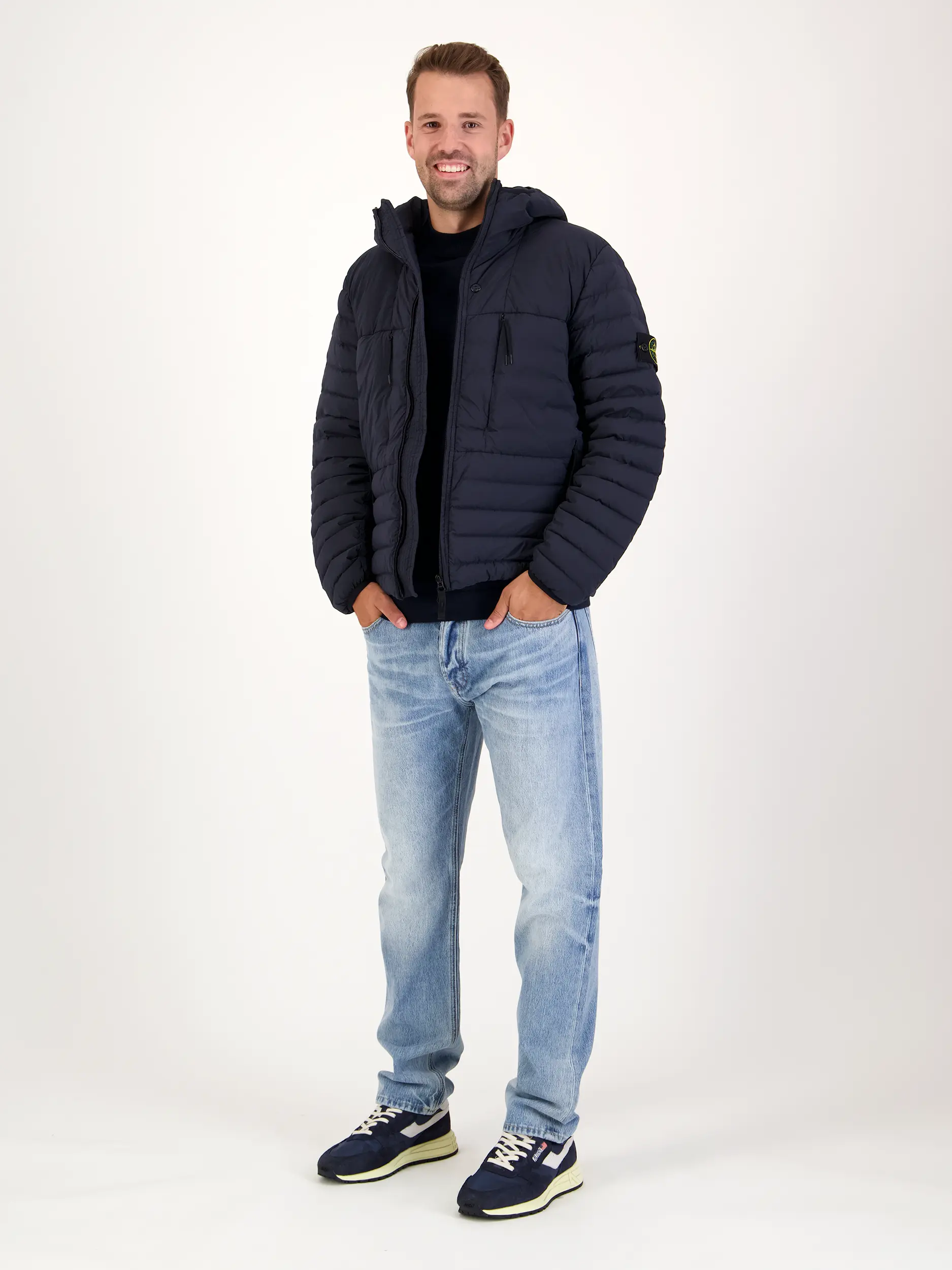 Wasserabweisende Daunenjacke - Artikel Teil eines Outfits getragen von einem Modell - Farbe: Blau