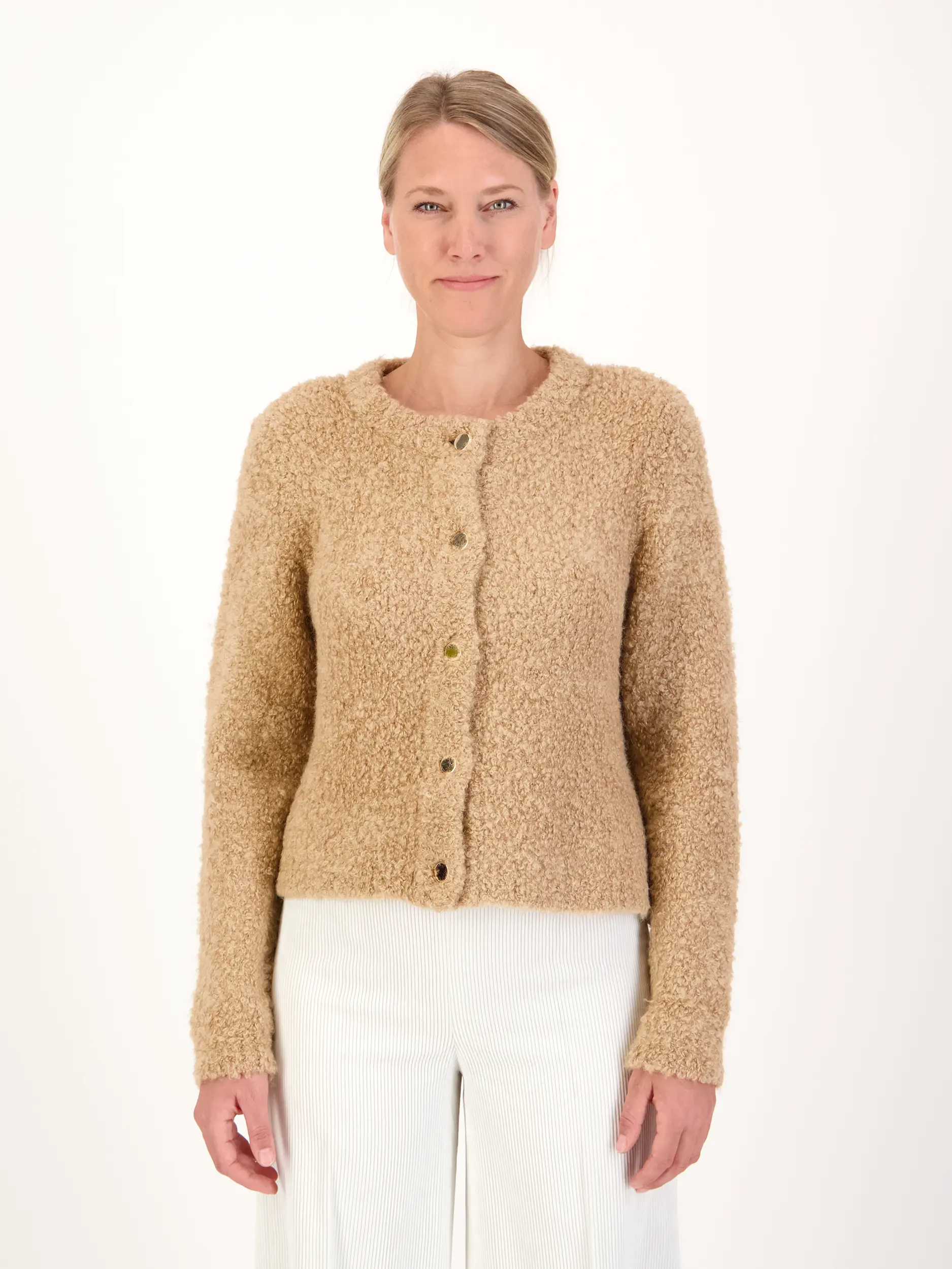 Strickjacke aus Alpaka-Mix - Artikel Vorderseite getragen von einem Modell - Farbe: Braun