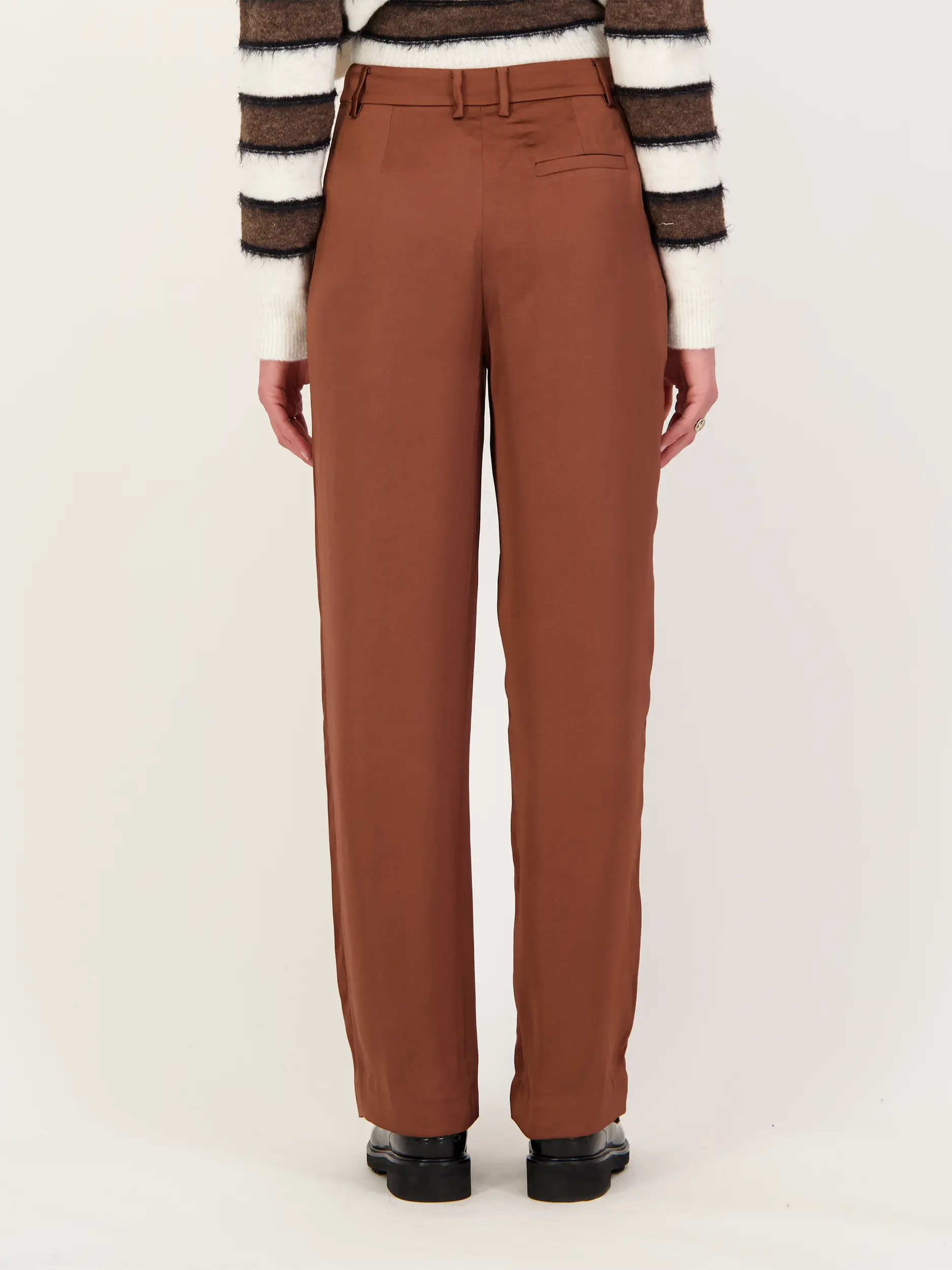 Satinhose 'Saagnete' - Artikel Rückseite getragen von einem Modell - Farbe: Braun