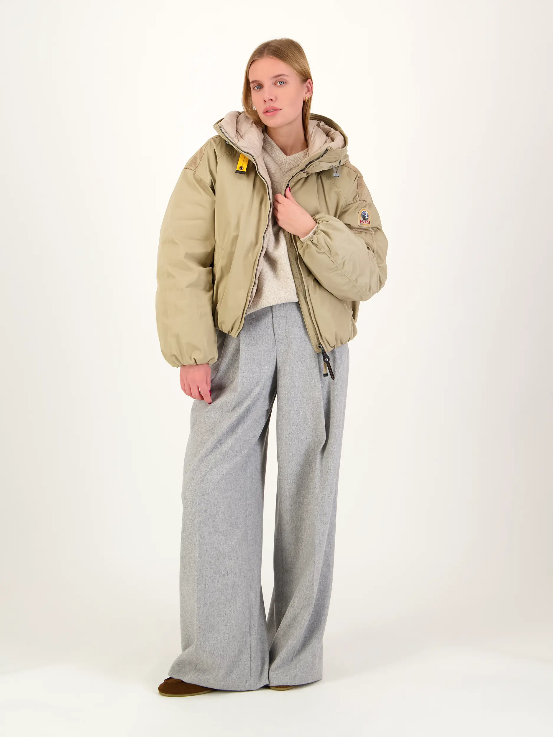 Wasserabweisende Jacke 'Naadz' - Artikel Teil eines Outfits getragen von einem Modell - Farbe: Braun