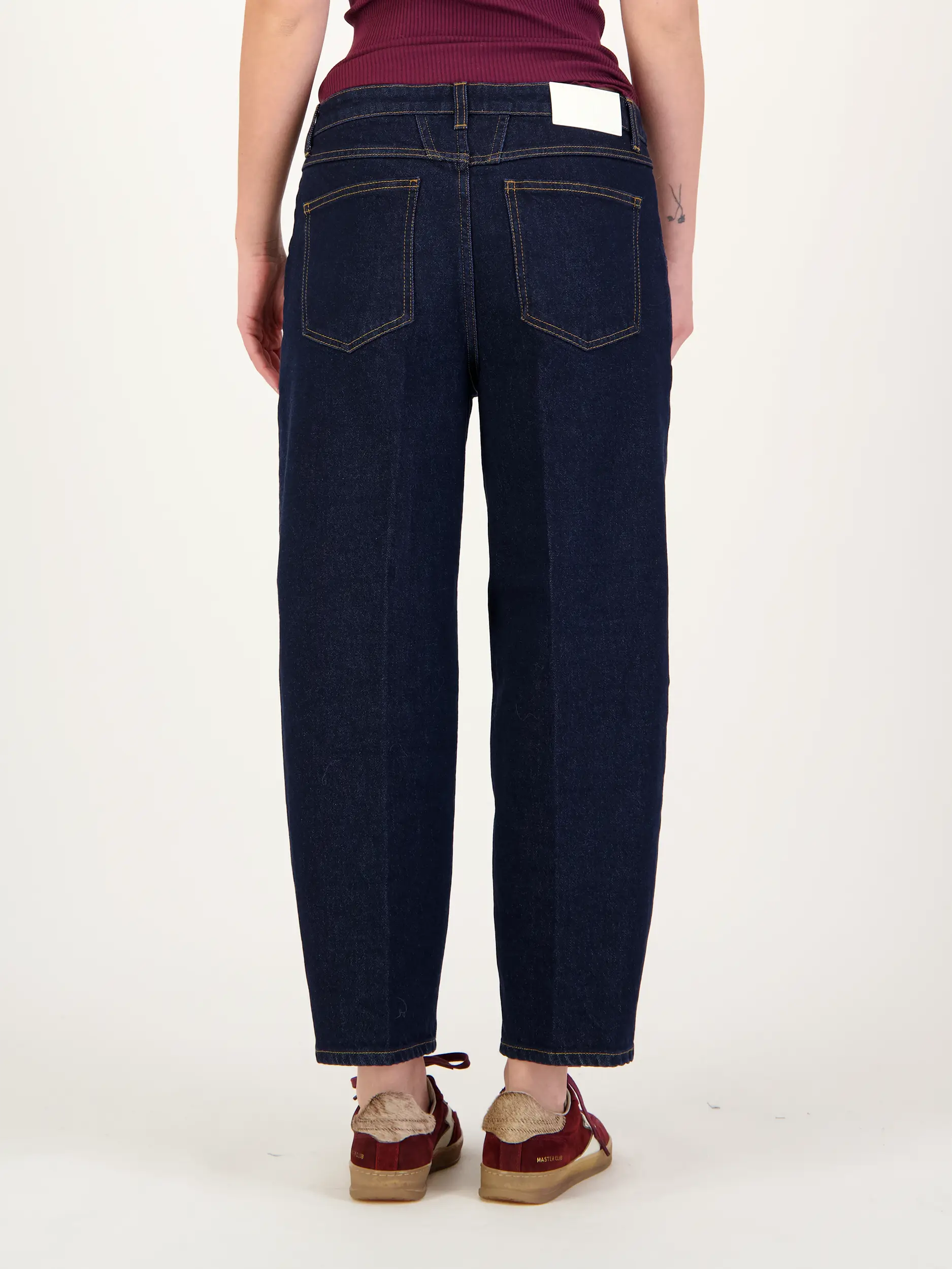 Mid Rise Relaxed Fit Jeans 'Stover-X' - Artikel Rückseite getragen von einem Modell - Farbe: Blau