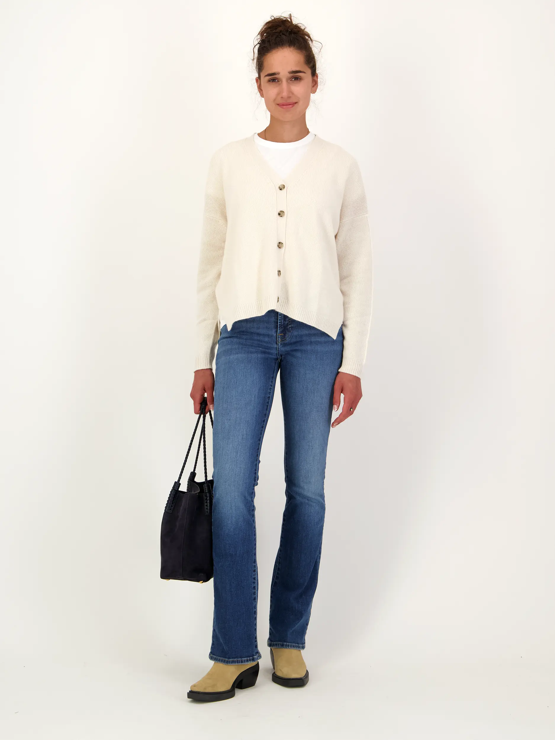 Mid Rise Bootcut Jeans - Artikel Teil eines Outfits getragen von einem Modell - Farbe: Blau
