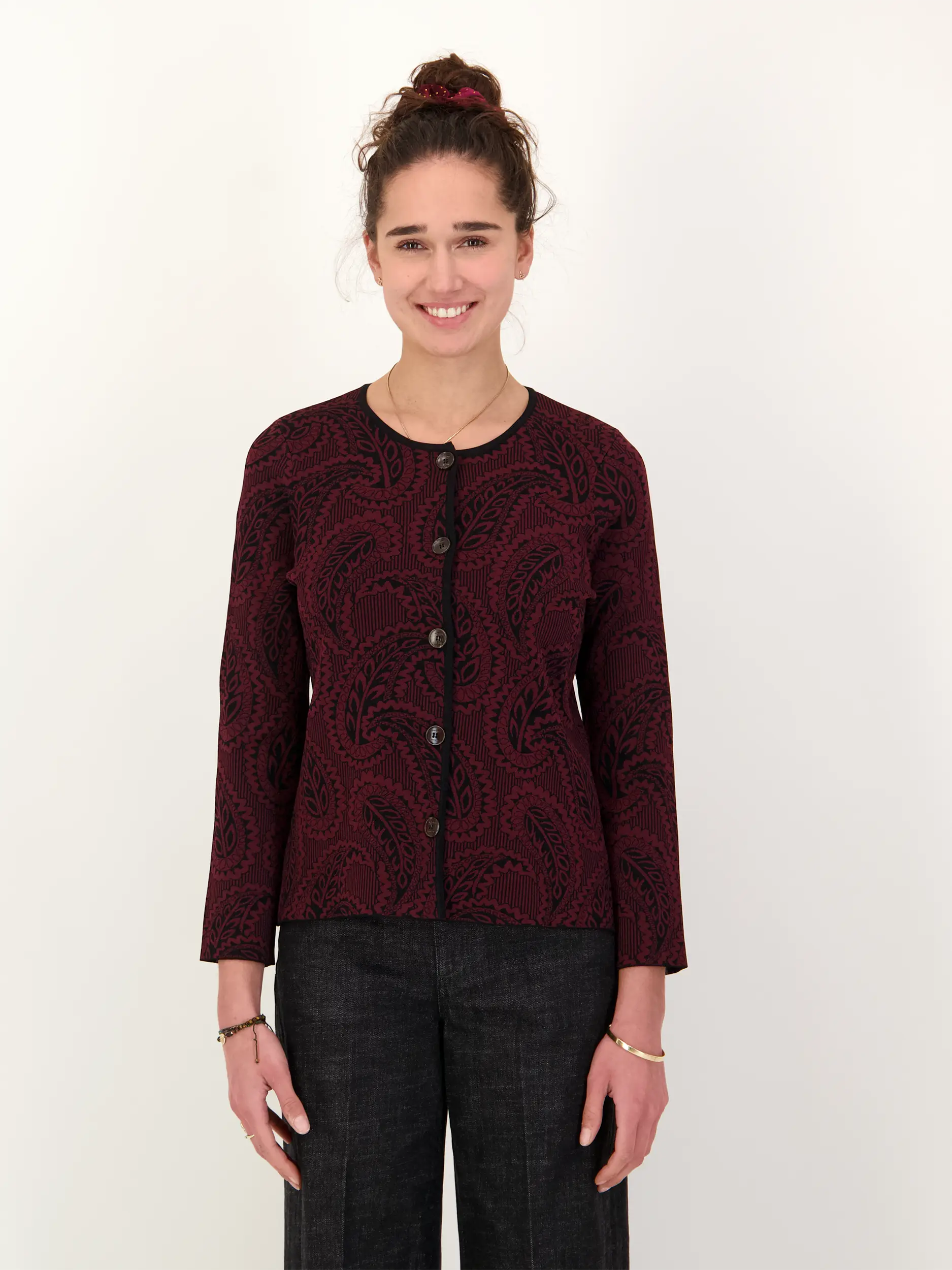 Gemusterte Strickjacke  - Artikel Vorderseite getragen von einem Modell - Farbe: Rot