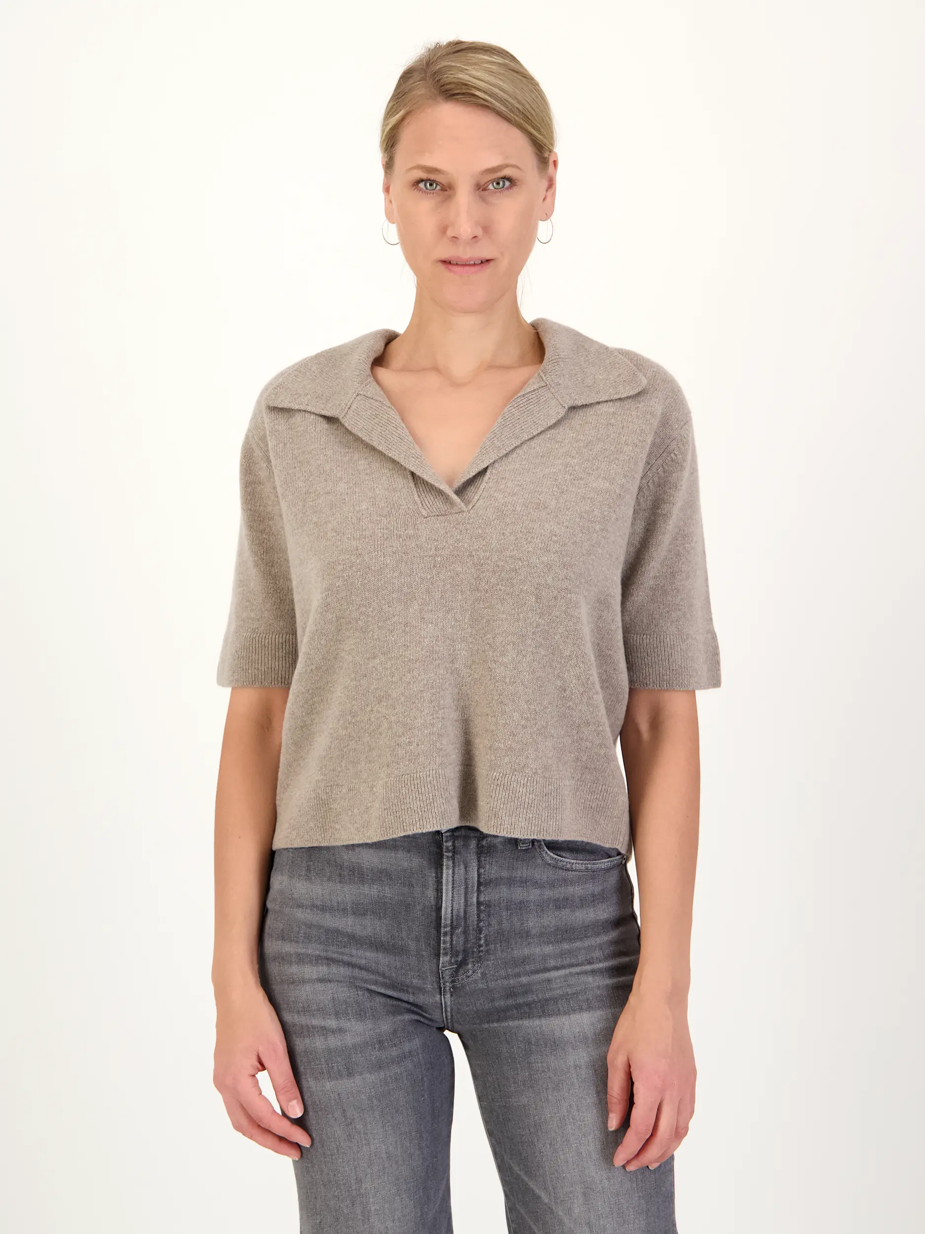 Strickpolo 'Wilma' aus Kaschmir-Mix kurzarm - Artikel Vorderseite getragen von einem Modell