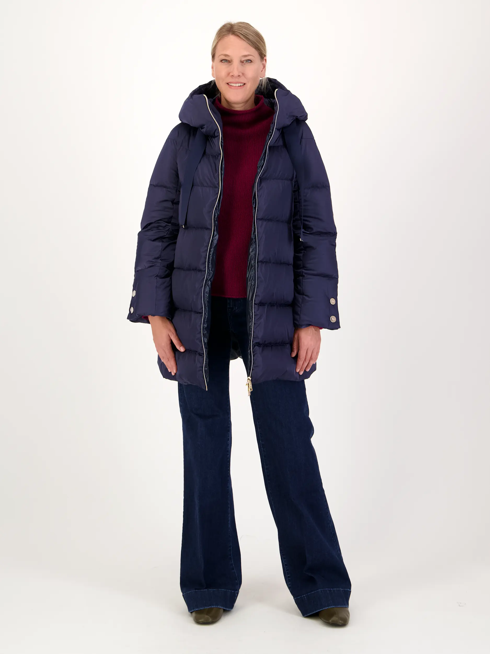 Kurzmantel - Artikel Teil eines Outfits getragen von einem Modell - Farbe: Blau
