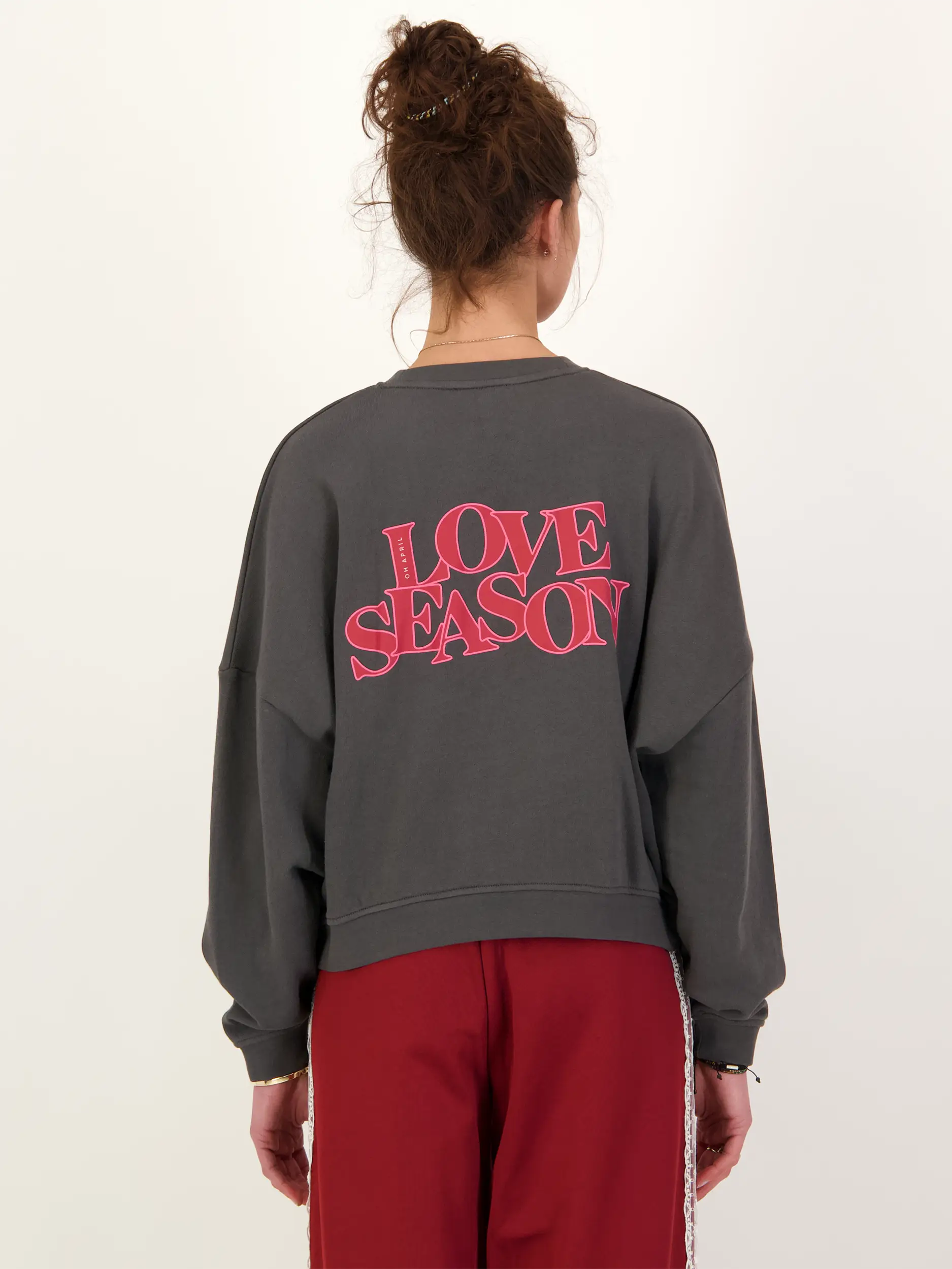 Sweatshirtl 'Love Season'  - Artikel Rückseite getragen von einem Modell - Farbe: Grau