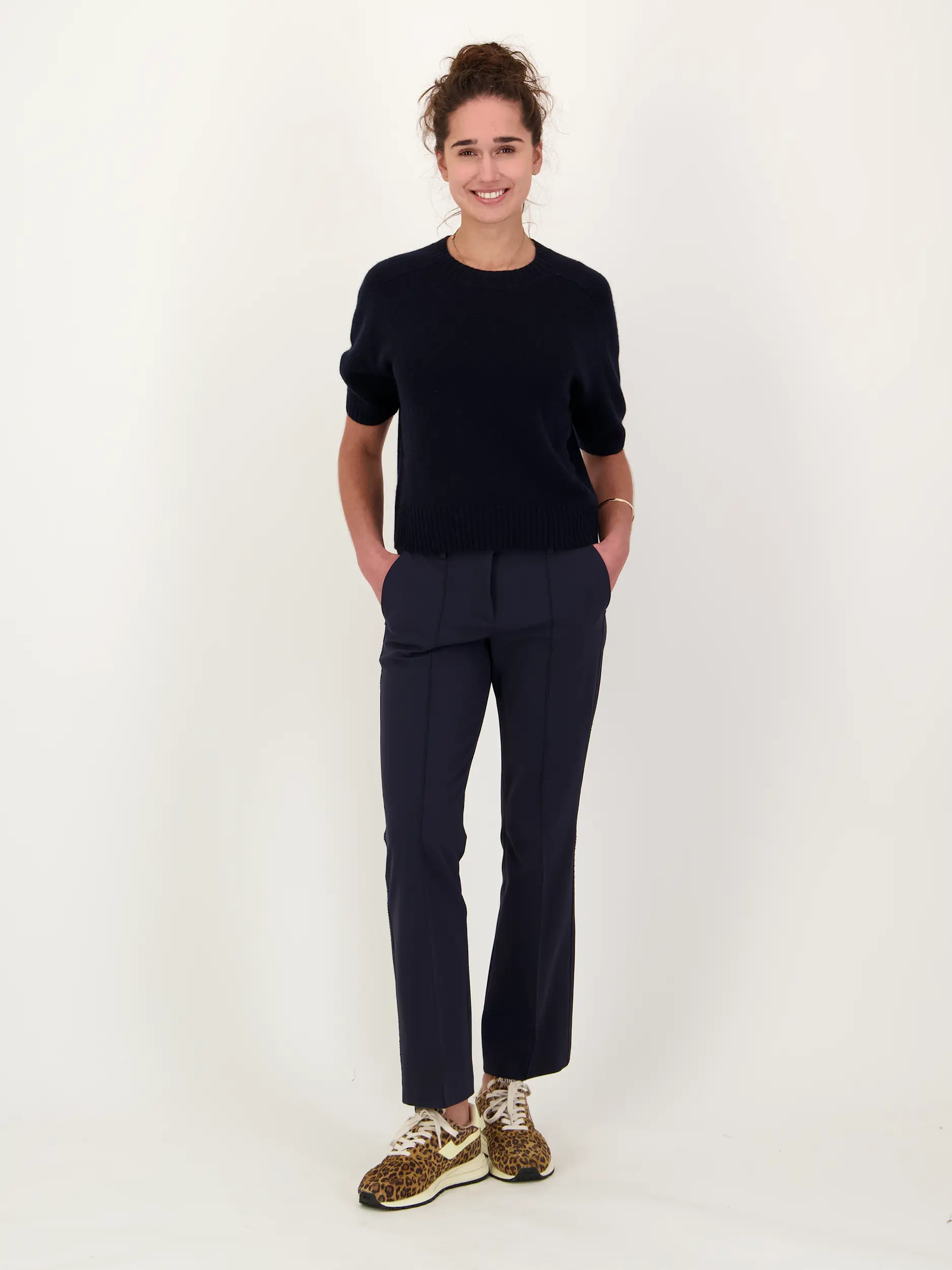 Pullover aus Kaschmir kurzarm - Artikel Teil eines Outfits getragen von einem Modell - Farbe: Blau