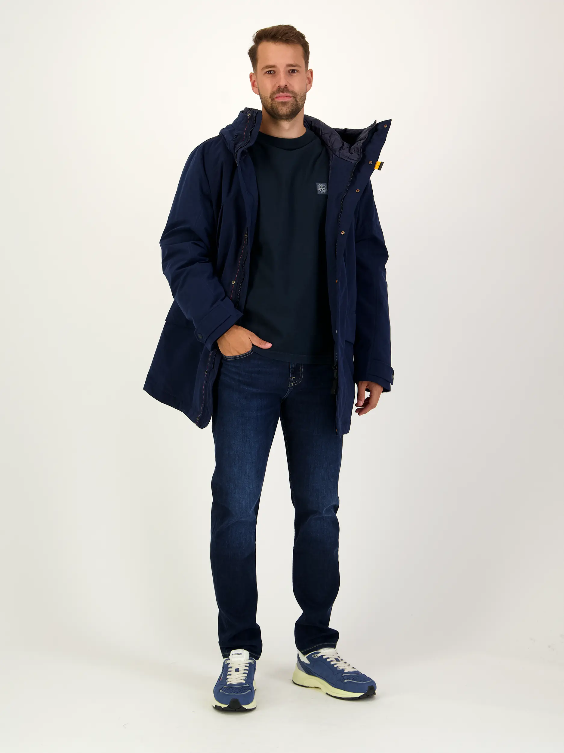 Langarmshirt - Artikel Teil eines Outfits getragen von einem Modell - Farbe: Blau
