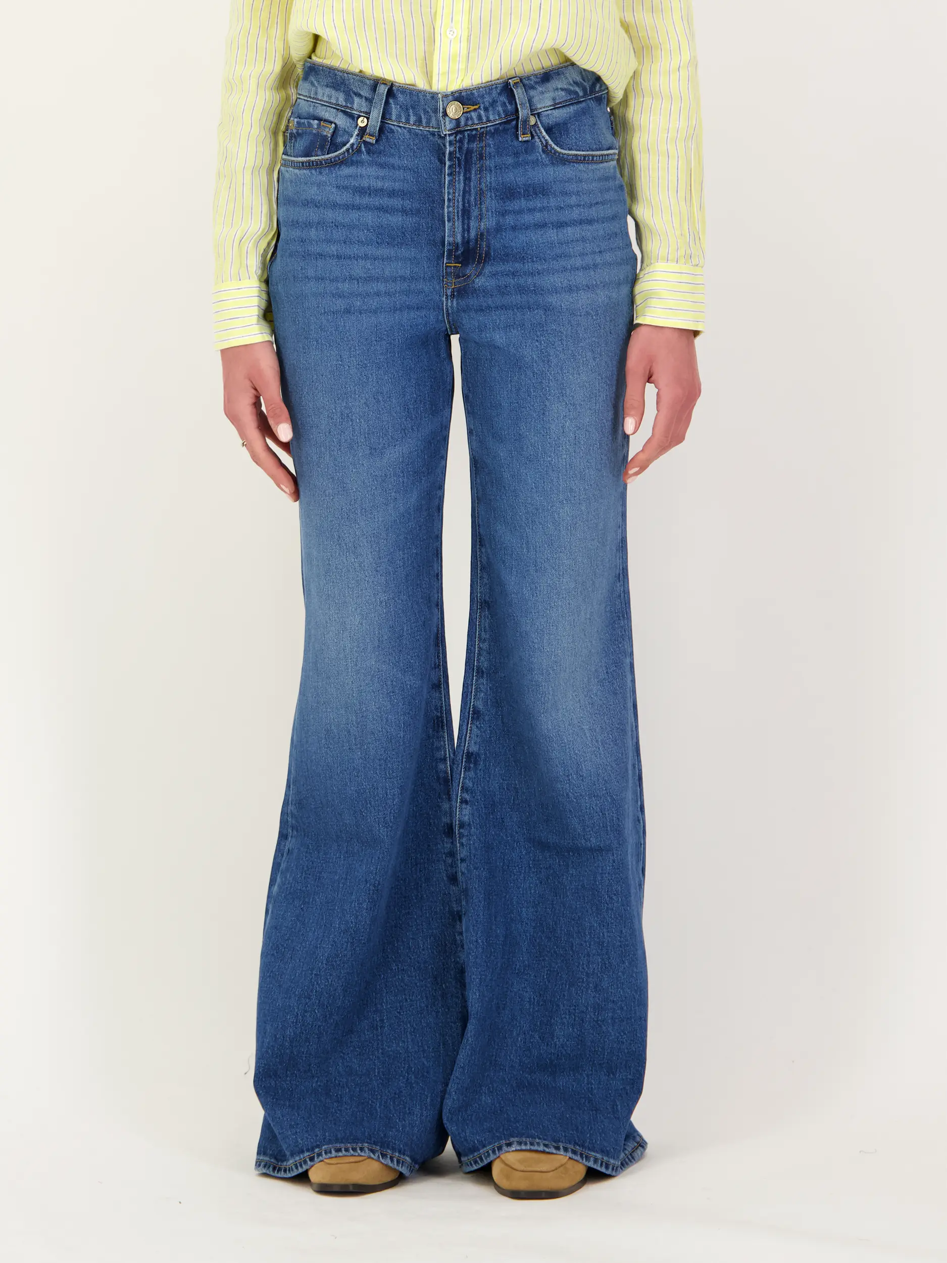 High Rise Flared Leg Jeans 'Retro Flare' - Artikel Vorderseite getragen von einem Modell - Farbe: Blau