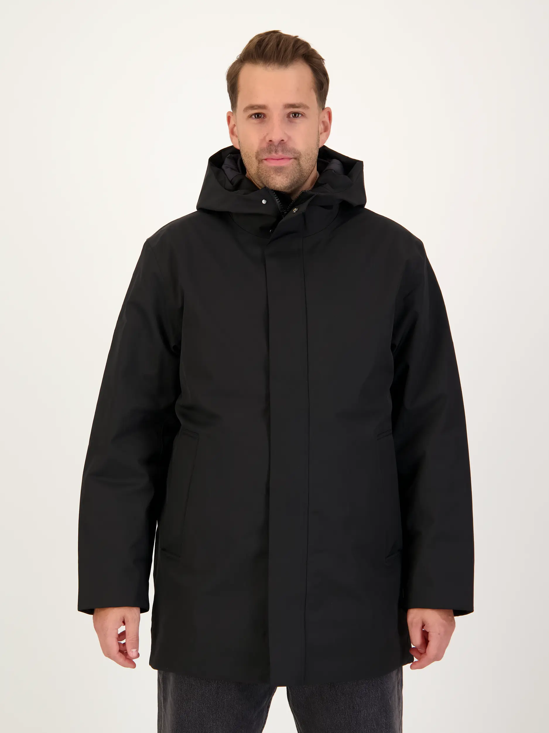 Wasserdichte Jacke 'Blakehood' - Artikel Vorderseite getragen von einem Modell - Farbe: Schwarz