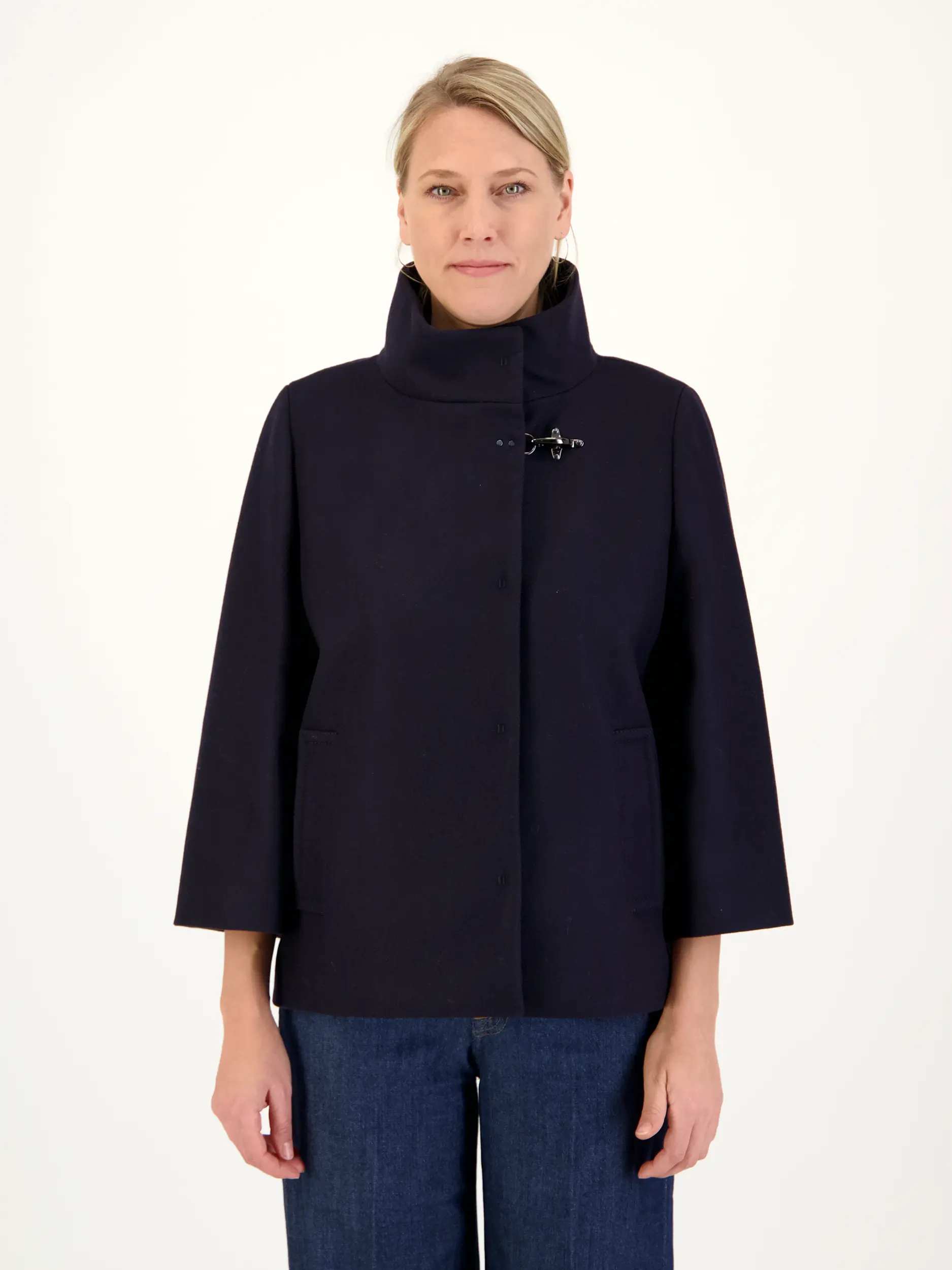 Wolljacke  - Artikel Vorderseite getragen von einem Modell - Farbe: Blau