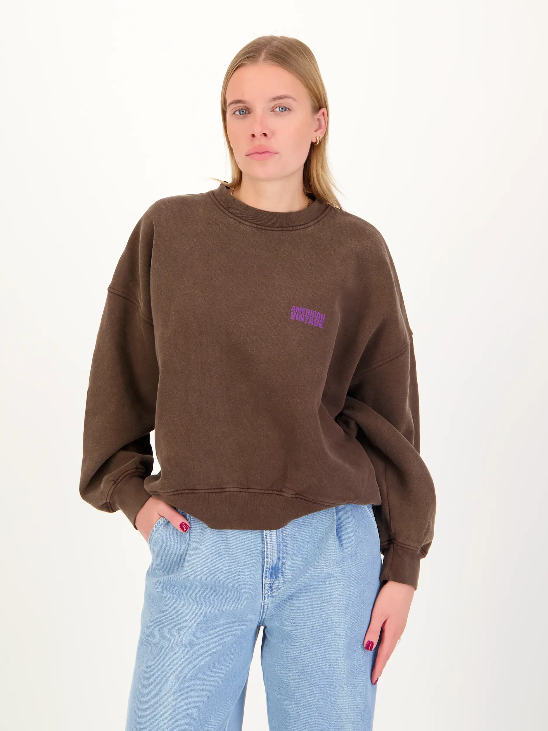 Sweatshirt 'Plizzy' - Artikel Vorderseite getragen von einem Modell - Farbe: Braun