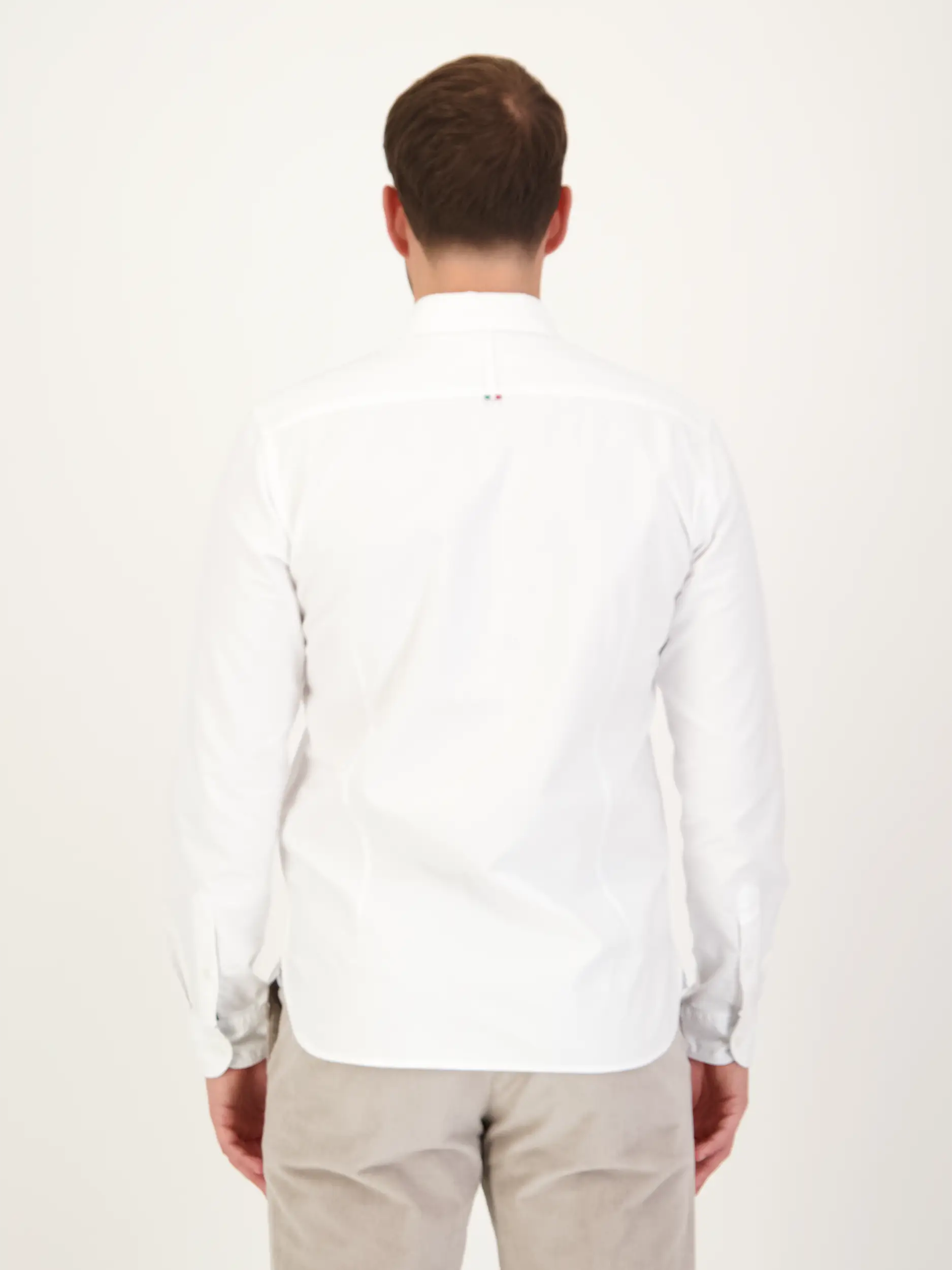 Hemd mit Button-Down-Kragen langarm - Artikel Rückseite getragen von einem Modell - Farbe: Weiß