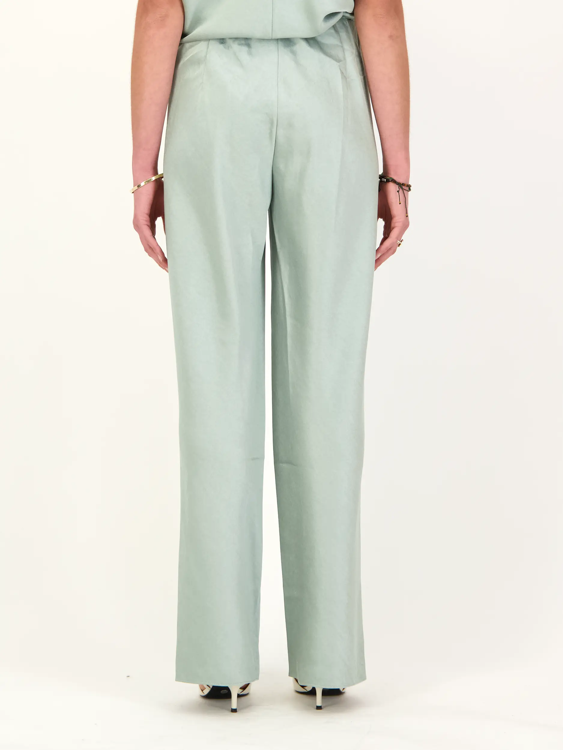 Satinhose - Artikel Rückseite getragen von einem Modell - Farbe: Grün