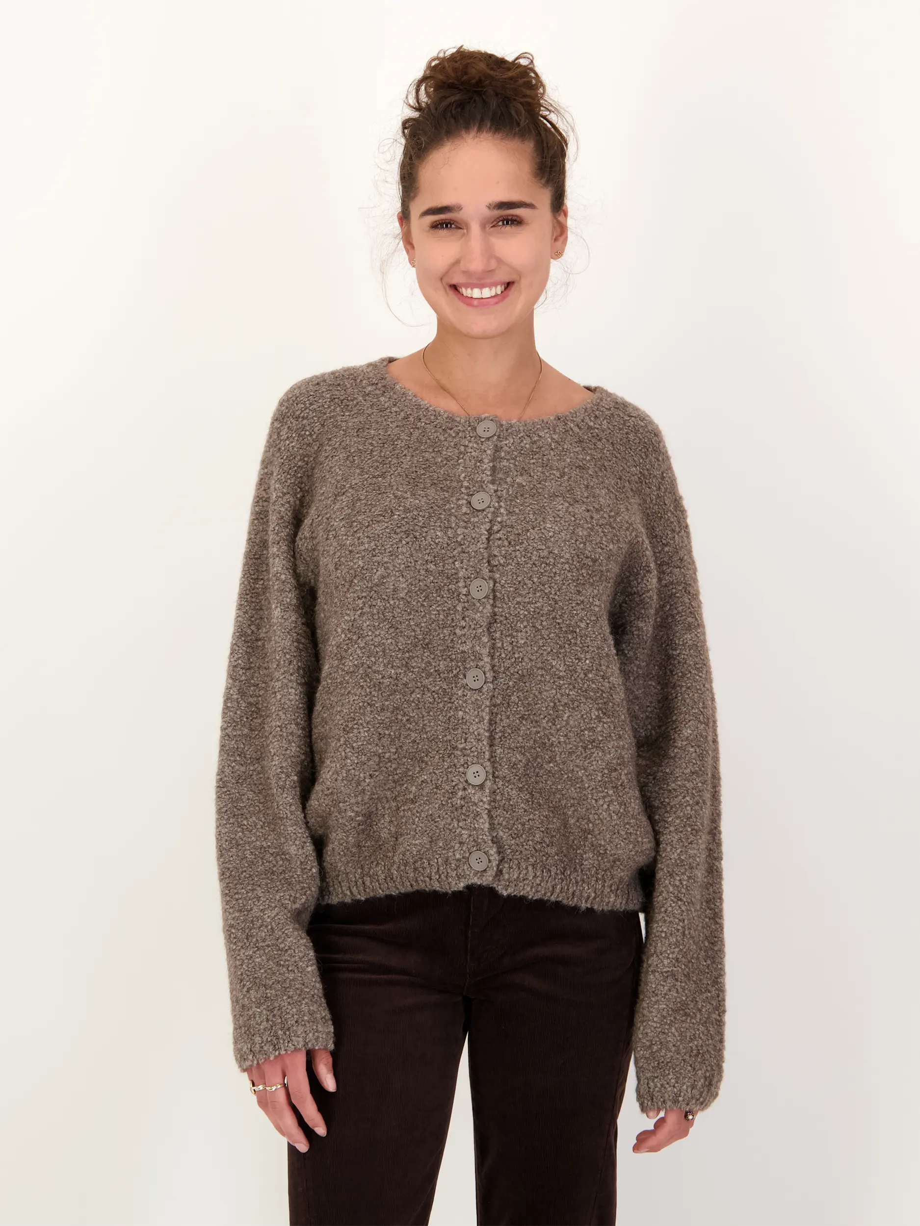Strickjacke aus Woll-Mix - Artikel Vorderseite getragen von einem Modell - Farbe: Braun