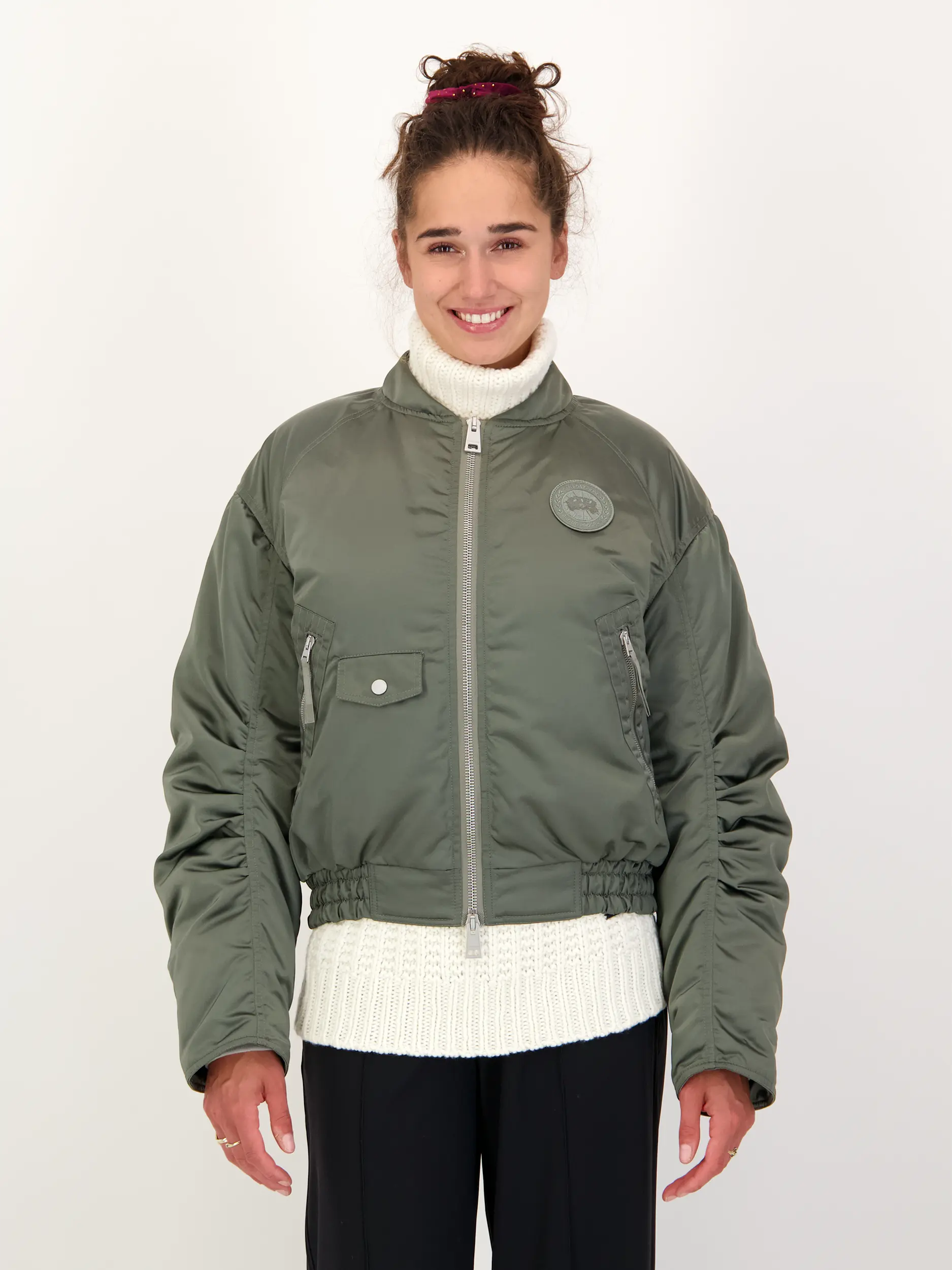 Bomberjacke 'Jade' - Artikel Vorderseite getragen von einem Modell - Farbe: Grün