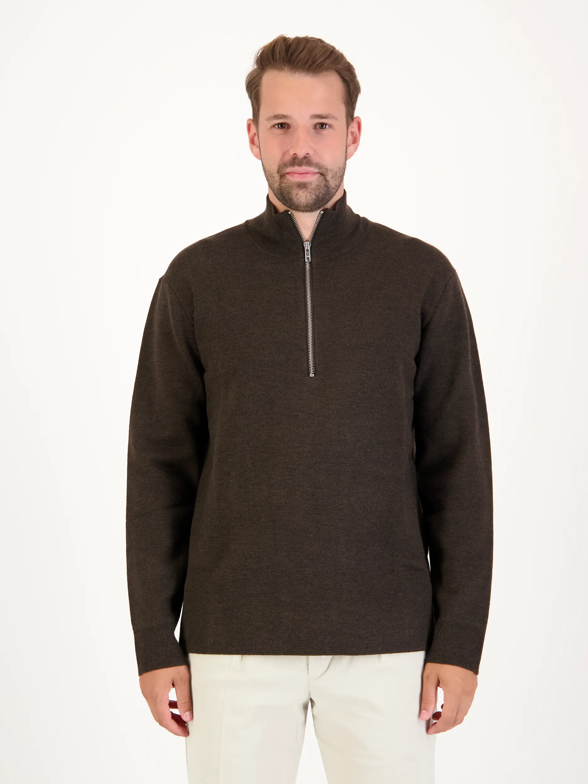 Pullover 'Harald' langarm - Artikel Vorderseite getragen von einem Modell - Farbe: Braun