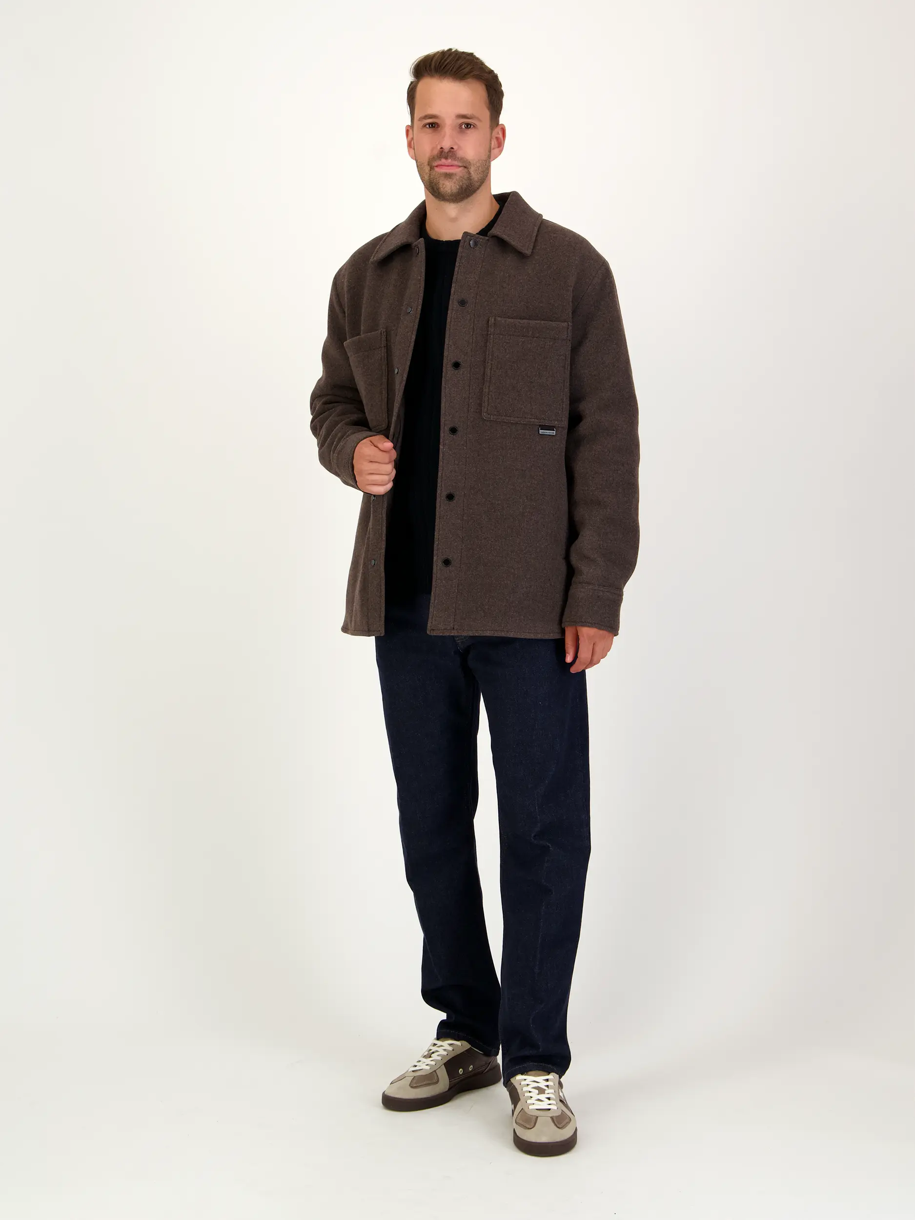 Jacke 'Atkinson' - Artikel Teil eines Outfits getragen von einem Modell - Farbe: Braun