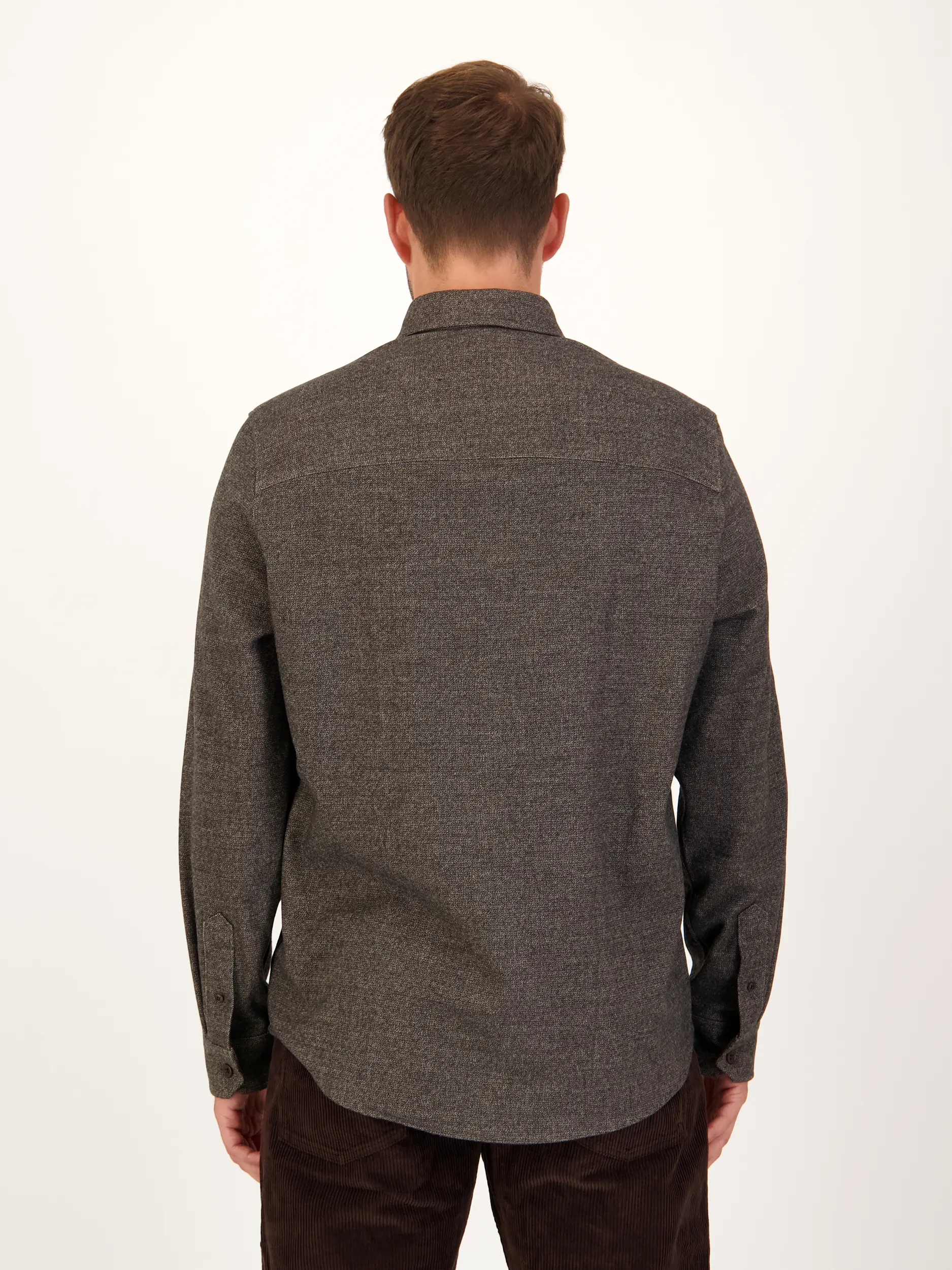 Hemd 'Liet' mit Button-Down-Kragen langarm - Artikel Rückseite getragen von einem Modell - Farbe: Braun