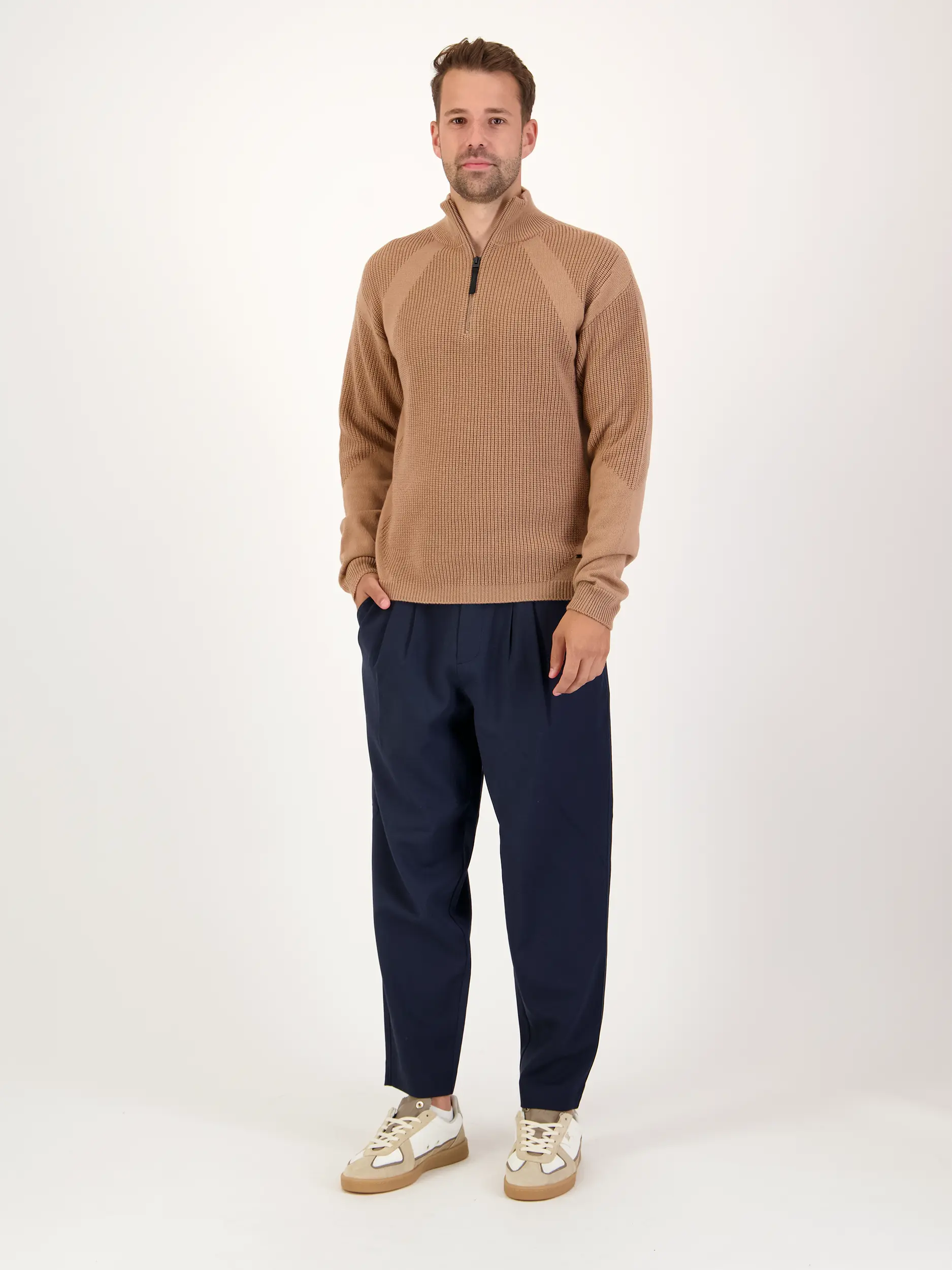 Hose 'Pavo' - Artikel Teil eines Outfits getragen von einem Modell - Farbe: Blau