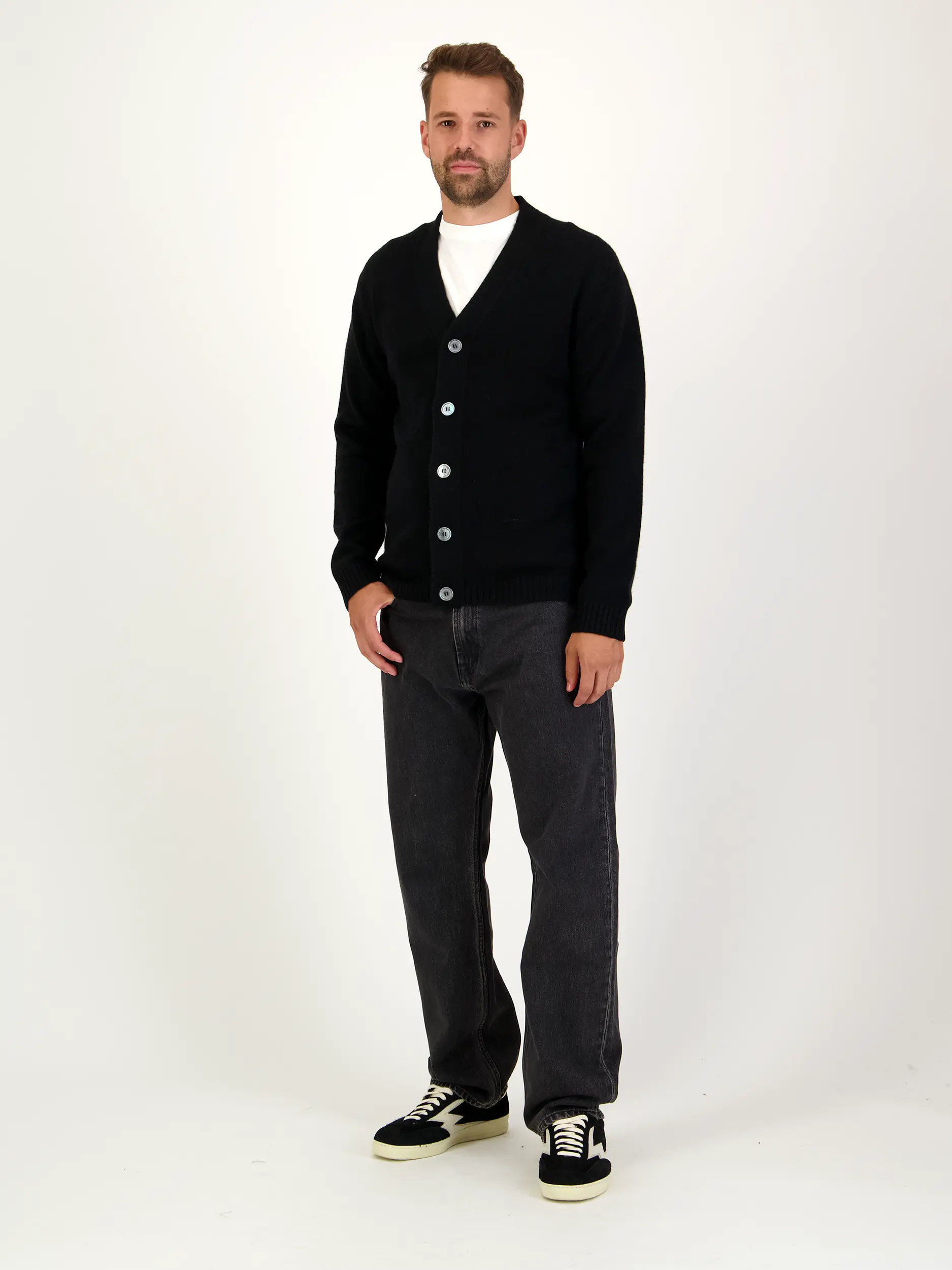 Strickjacke - Artikel Teil eines Outfits getragen von einem Modell - Farbe: Schwarz