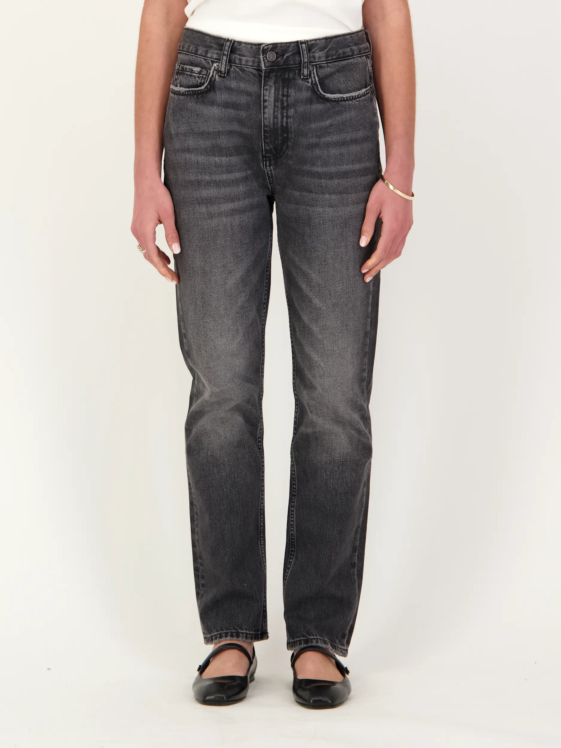 Jeans 'Bruno' high waist straight leg - Artikel Vorderseite getragen von einem Modell - Farbe: Grau