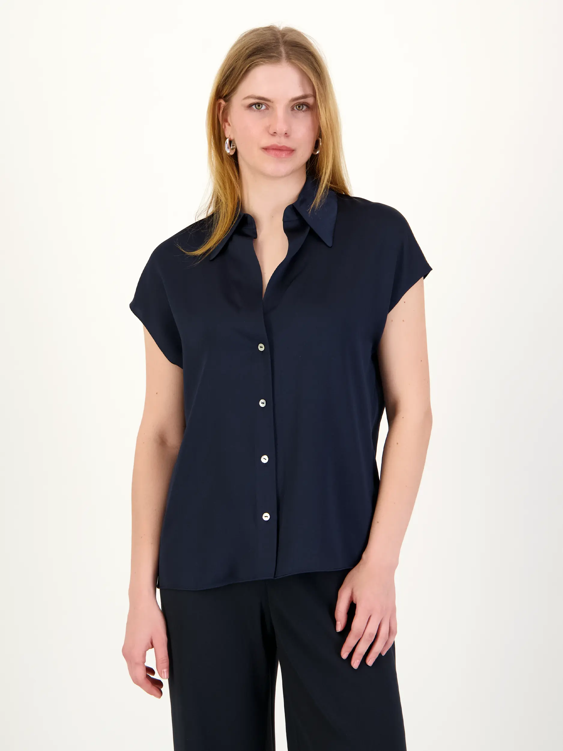 Seidenbluse kurzarm - Artikel Vorderseite getragen von einem Modell - Farbe: Blau