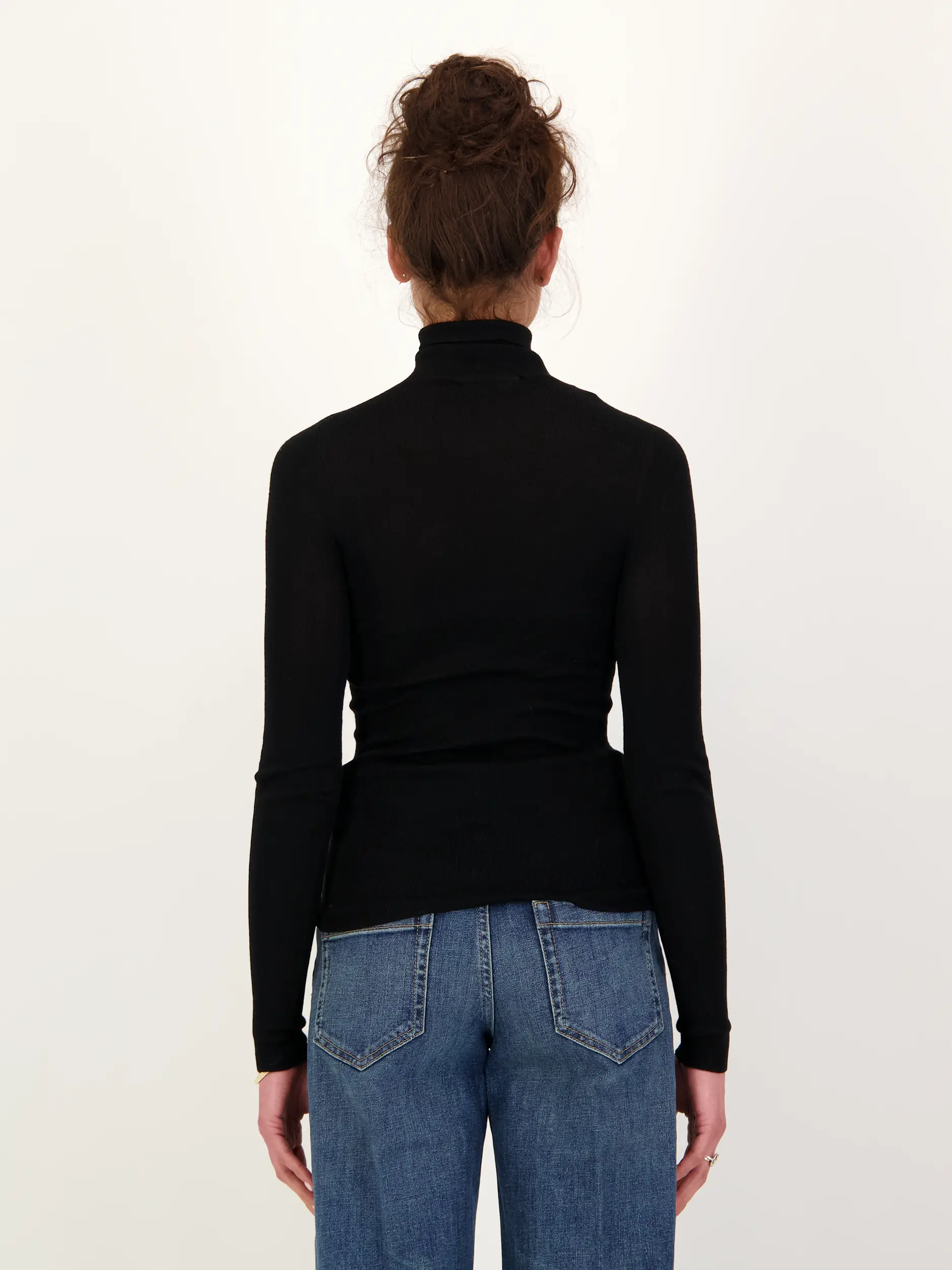 Langarmshirt mit Rollkragen aus Schurwolle - Artikel Rückseite getragen von einem Modell - Farbe: Schwarz