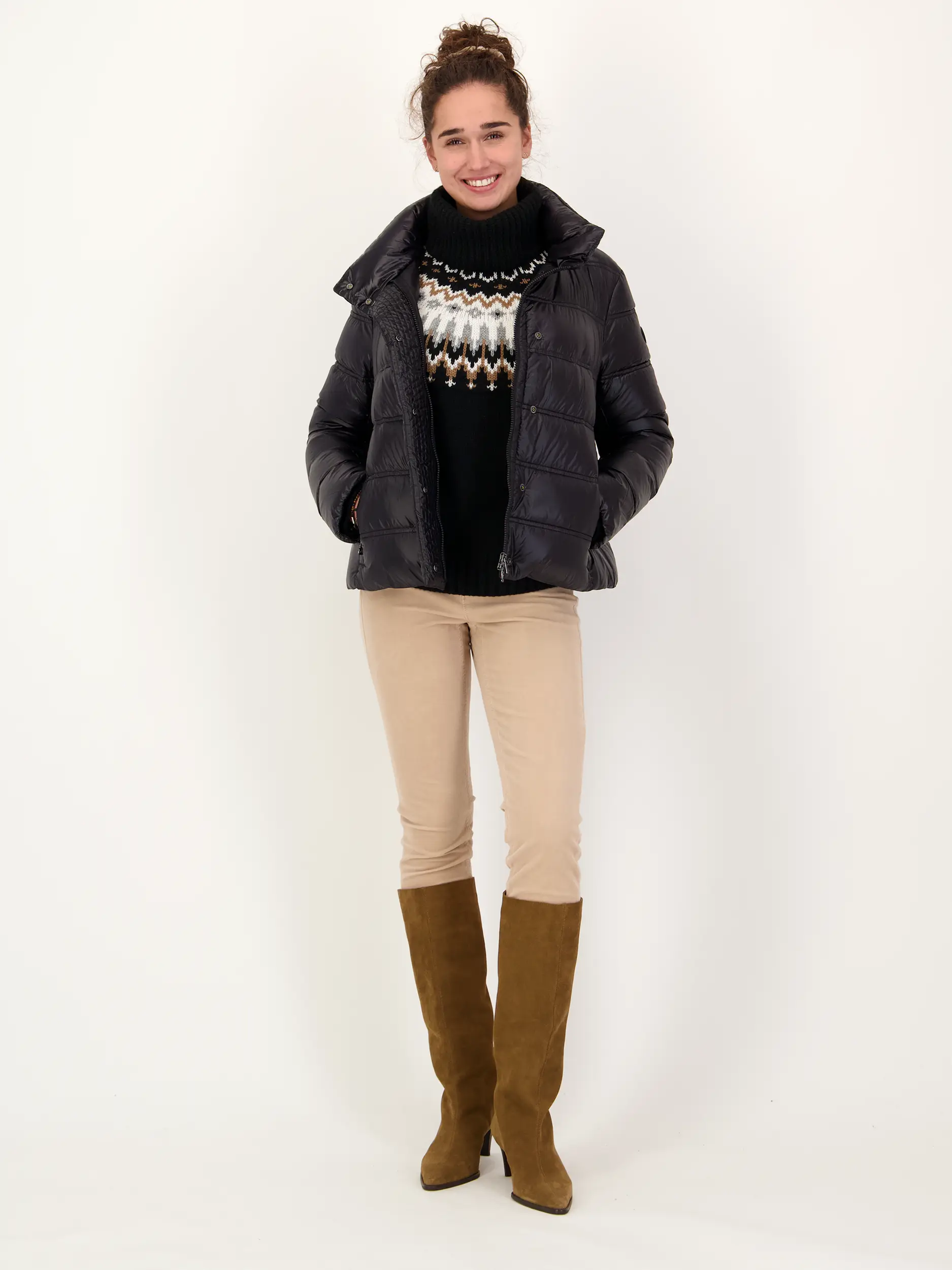 Samthose 'Piper cropped' - Artikel Teil eines Outfits getragen von einem Modell - Farbe: Beige