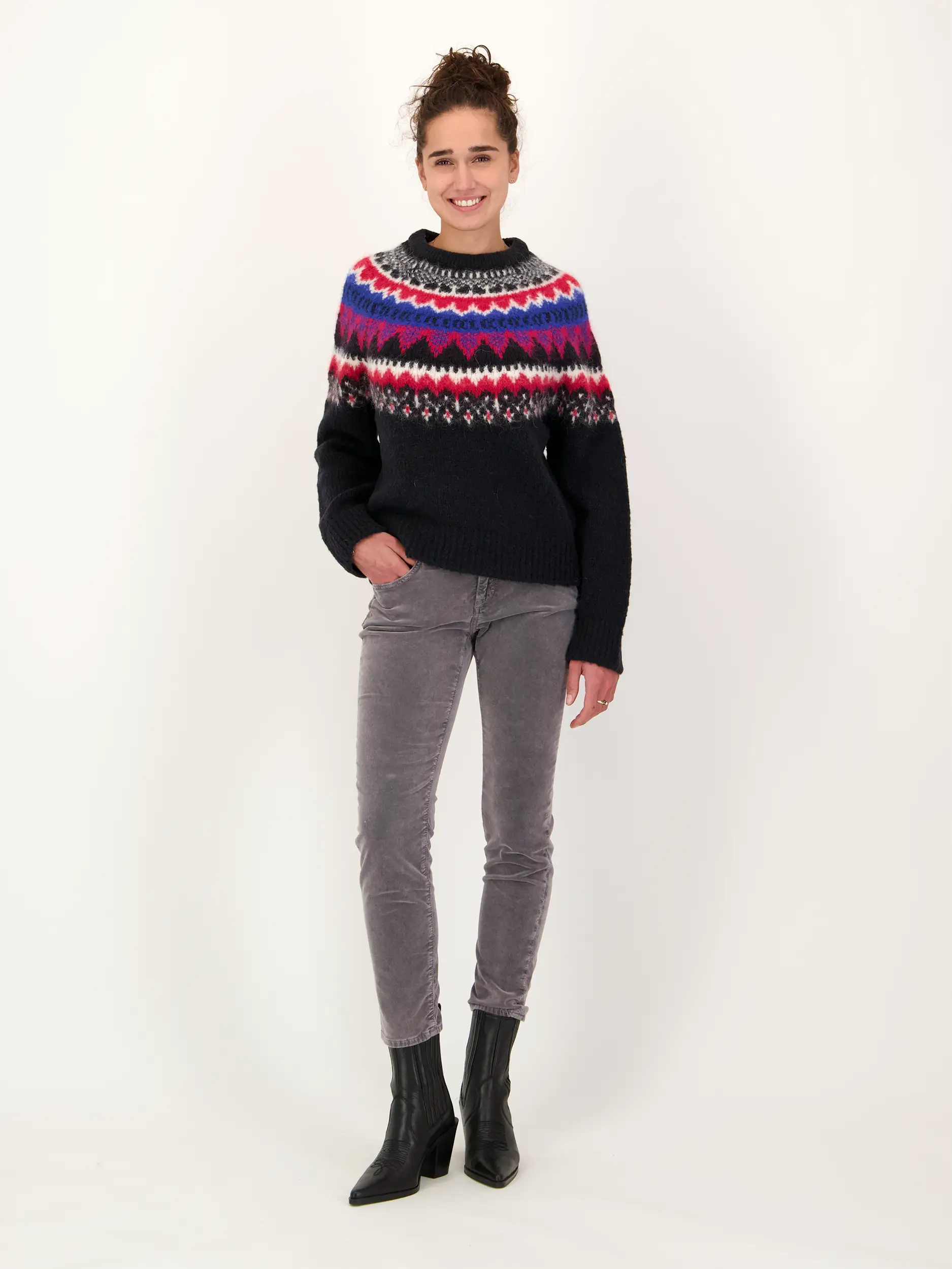 Pullover aus Wolle mit Norwegermuster langarm - Artikel Teil eines Outfits getragen von einem Modell - Farbe: Grau
