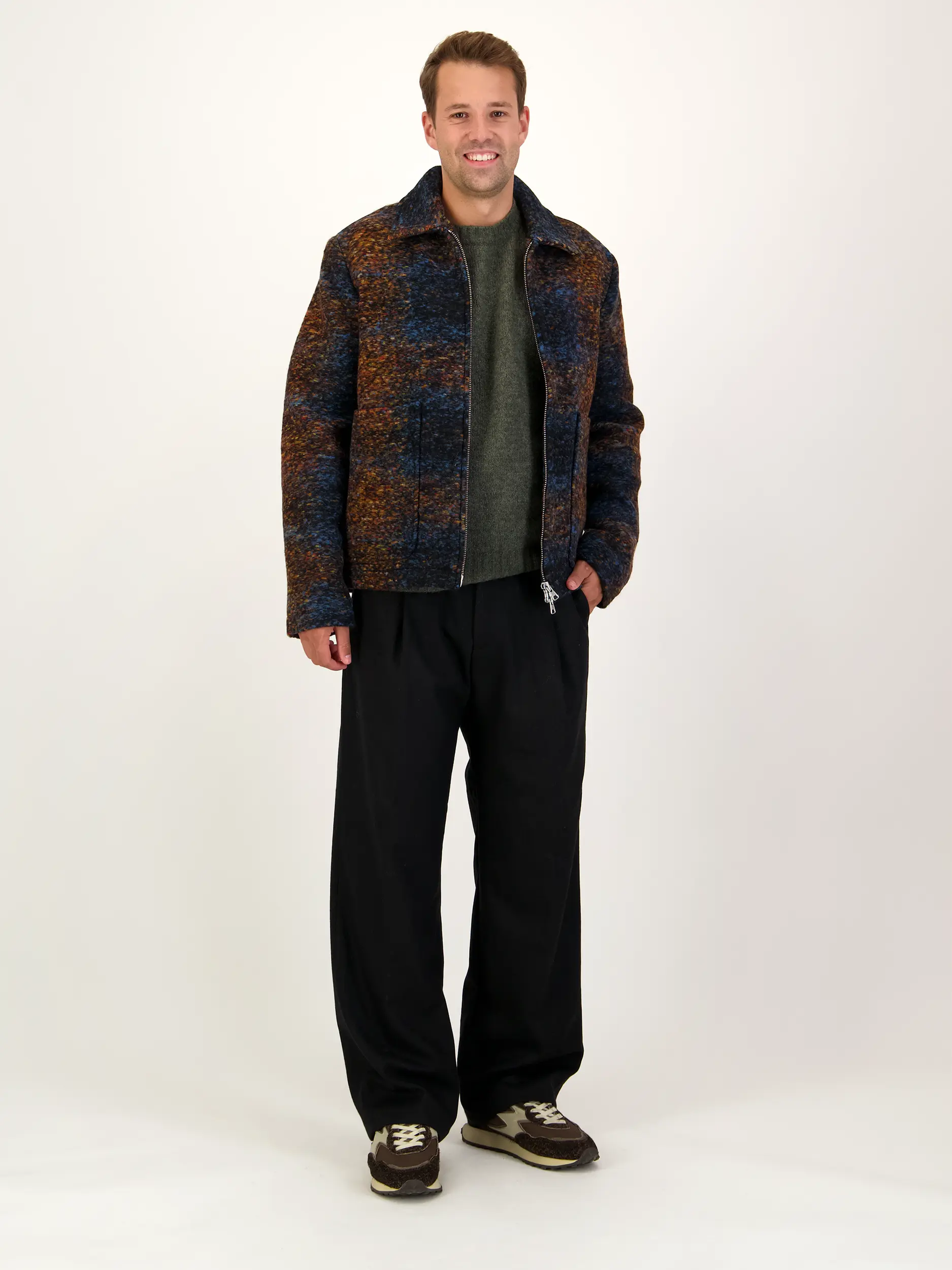 Bundfaltenhose 'Kay' aus Woll-Mix - Artikel Teil eines Outfits getragen von einem Modell - Farbe: Schwarz