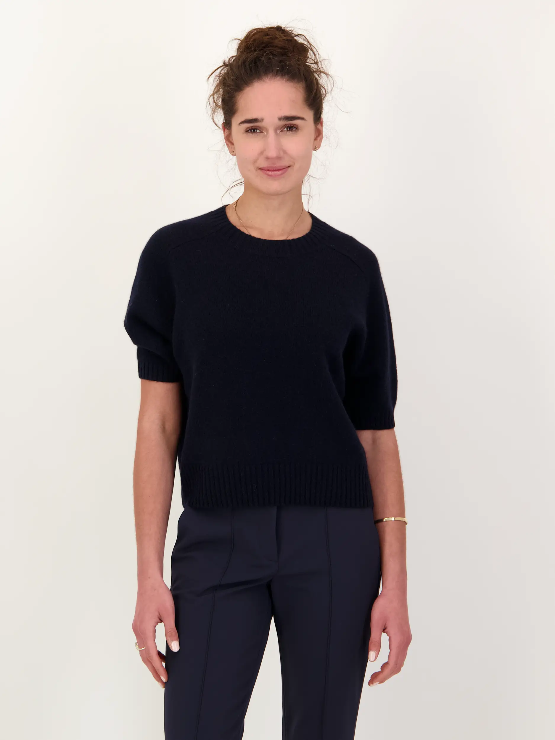 Pullover aus Kaschmir kurzarm - Artikel Vorderseite getragen von einem Modell - Farbe: Blau