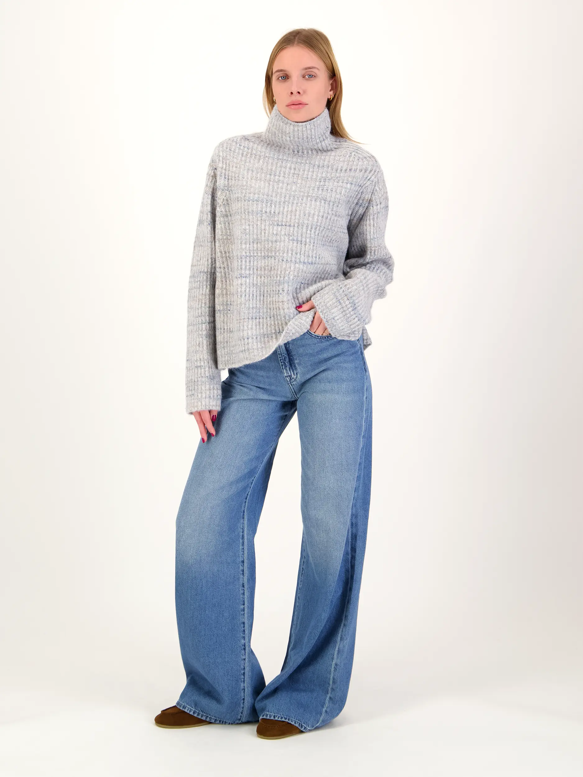 Pullover 'Varisa' aus Wolle langarm - Artikel Teil eines Outfits getragen von einem Modell - Farbe: Blau