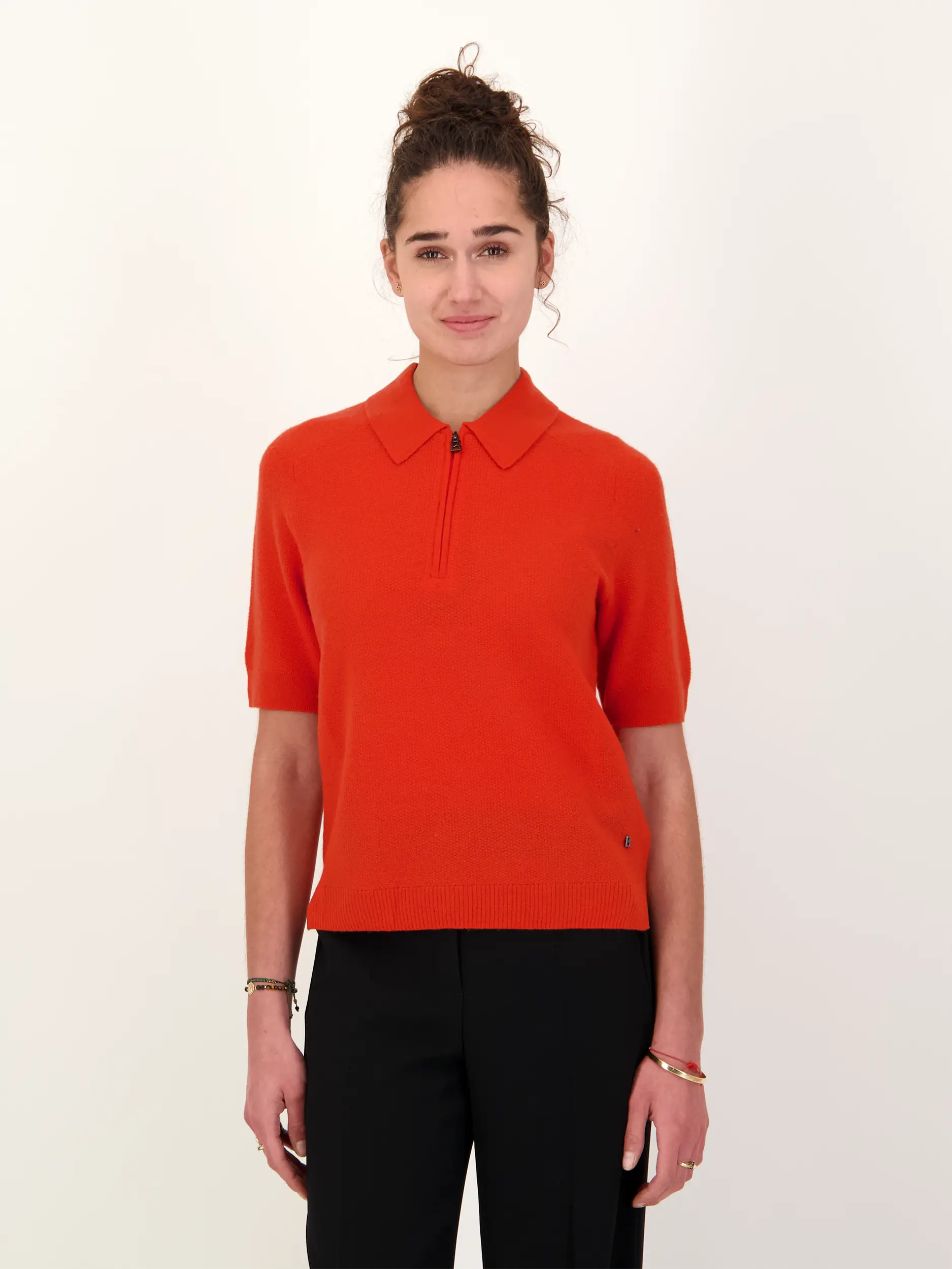 Pullover 'Shari' aus Wolle kurzarm - Artikel Vorderseite getragen von einem Modell - Farbe: Rot