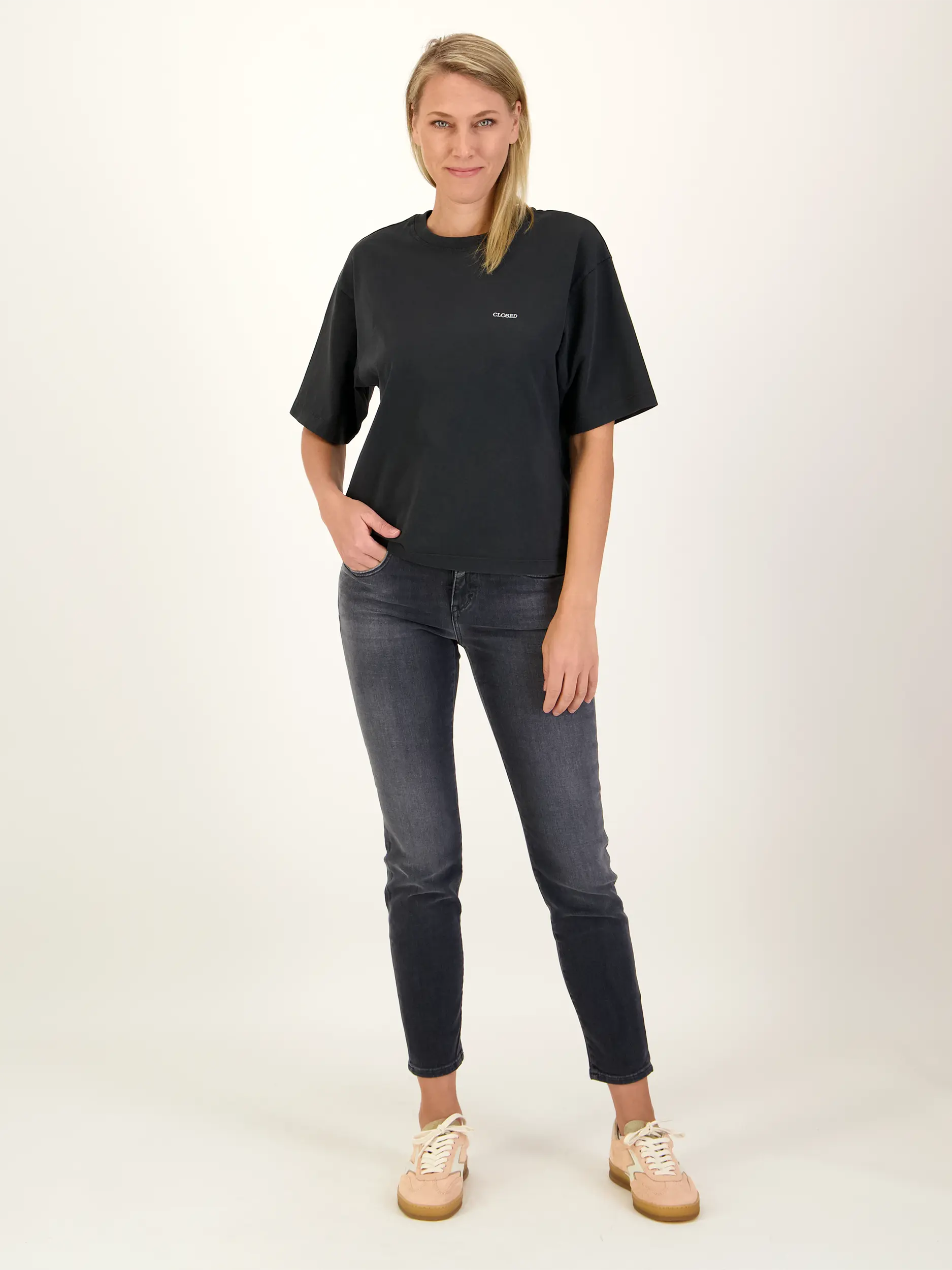 T-Shirt mit Logo - Artikel Teil eines Outfits getragen von einem Modell
