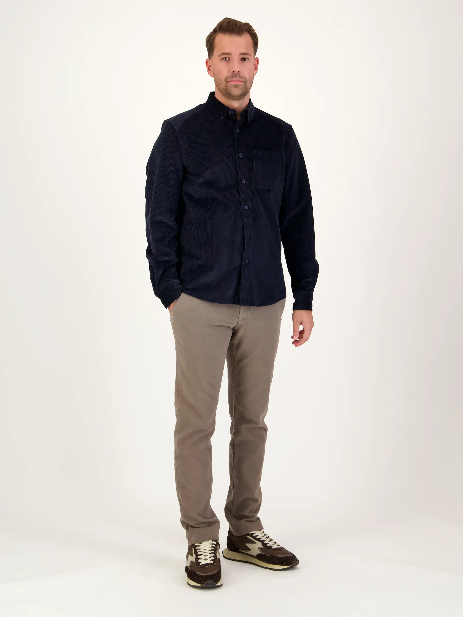 Cordhemd 'Liet' mit Button-Down-Kragen langarm - Artikel Teil eines Outfits getragen von einem Modell - Farbe: Blau