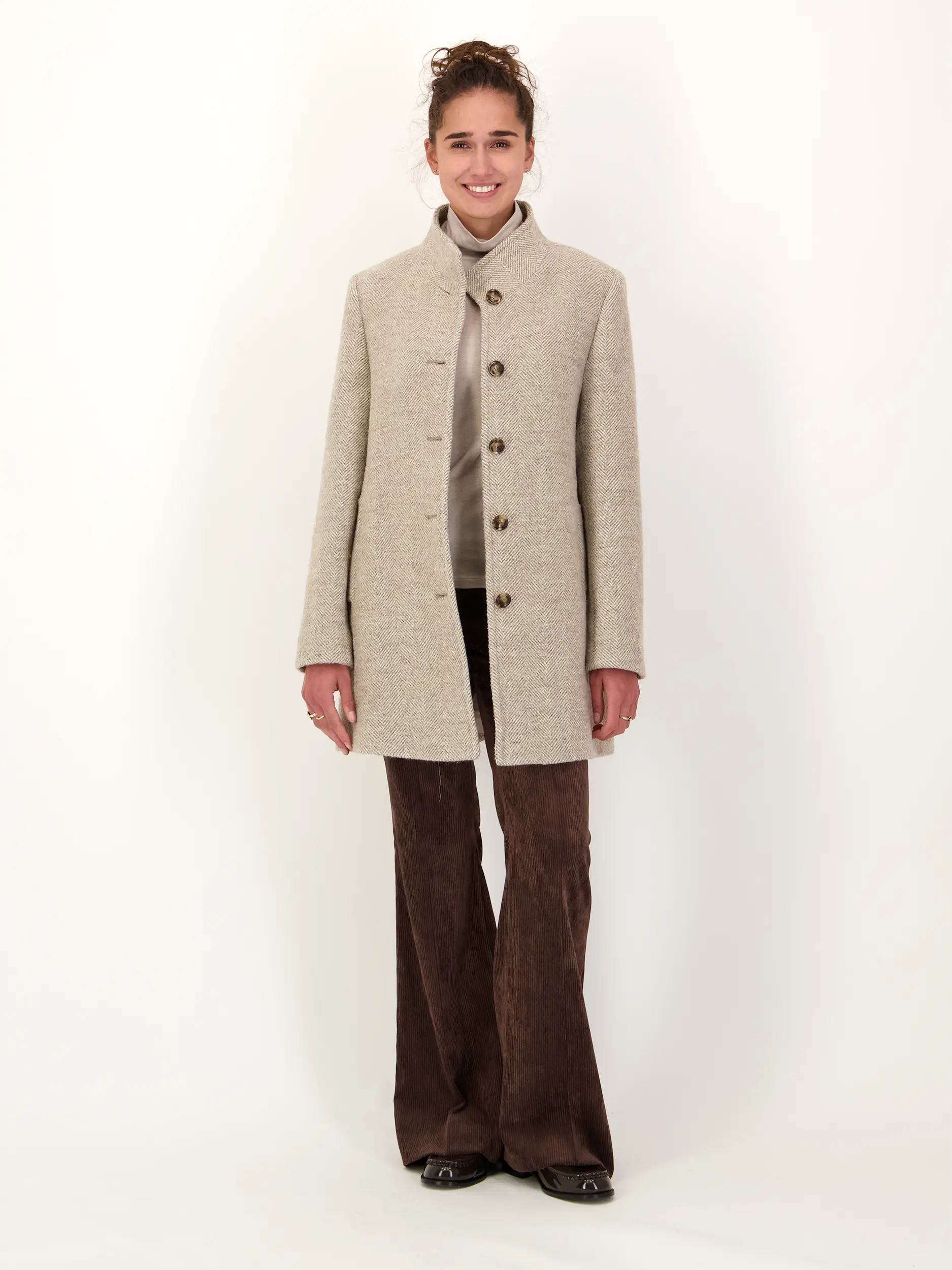 Kurzmantel 'Elenor' aus Wolle - Artikel Teil eines Outfits getragen von einem Modell - Farbe: Beige