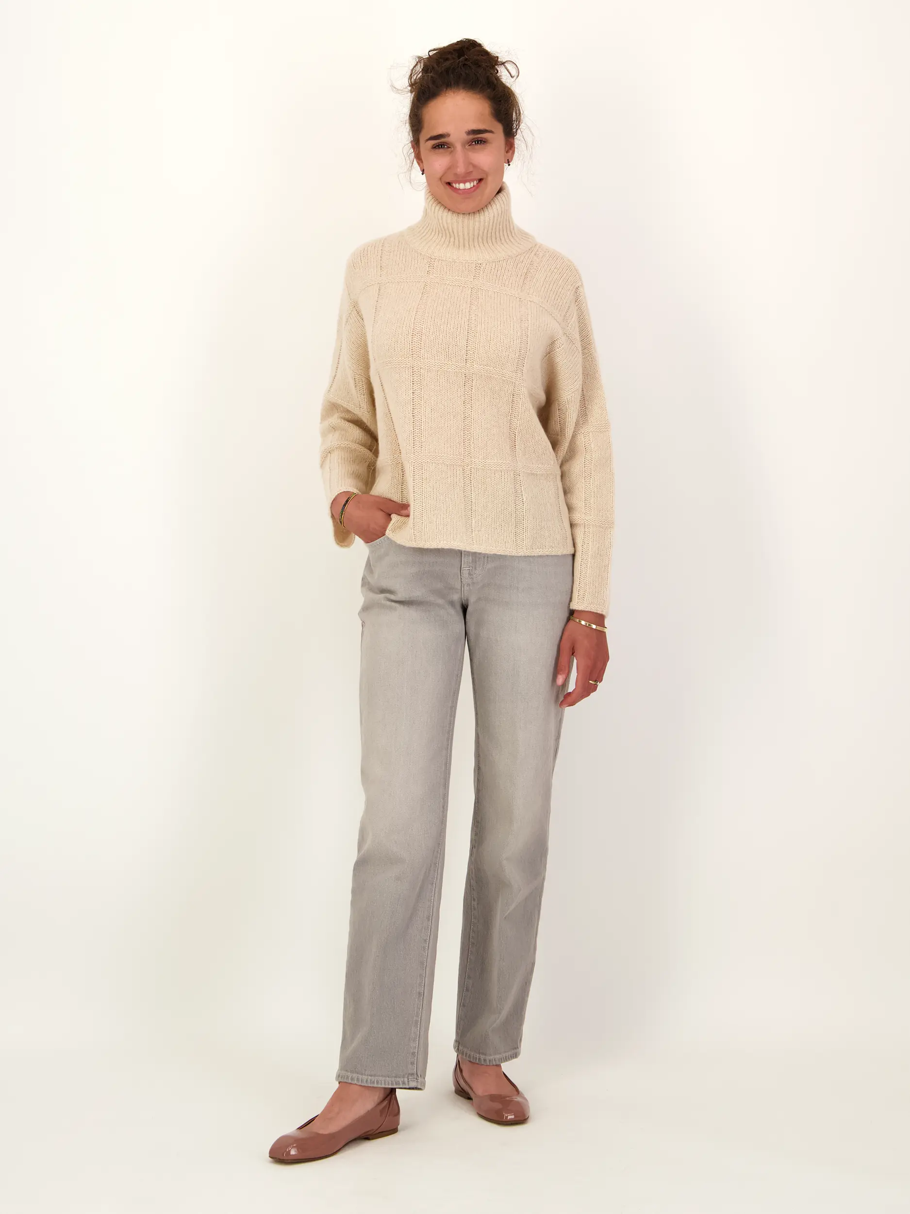 Pullover 'Denmans' aus Kaschmir langarm - Artikel Teil eines Outfits getragen von einem Modell