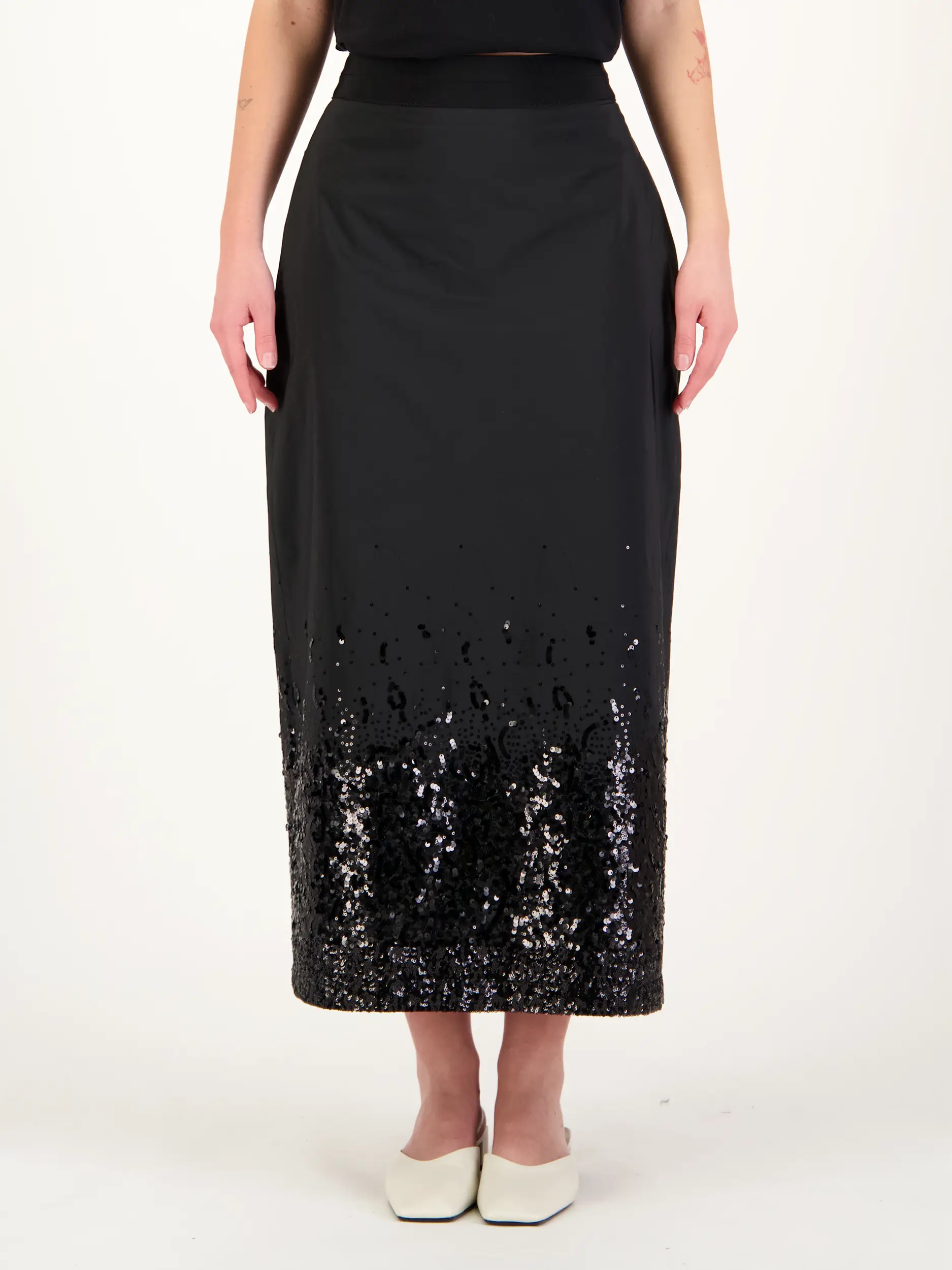 Midirock mit Pailletten - Artikel Vorderseite getragen von einem Modell - Farbe: Schwarz