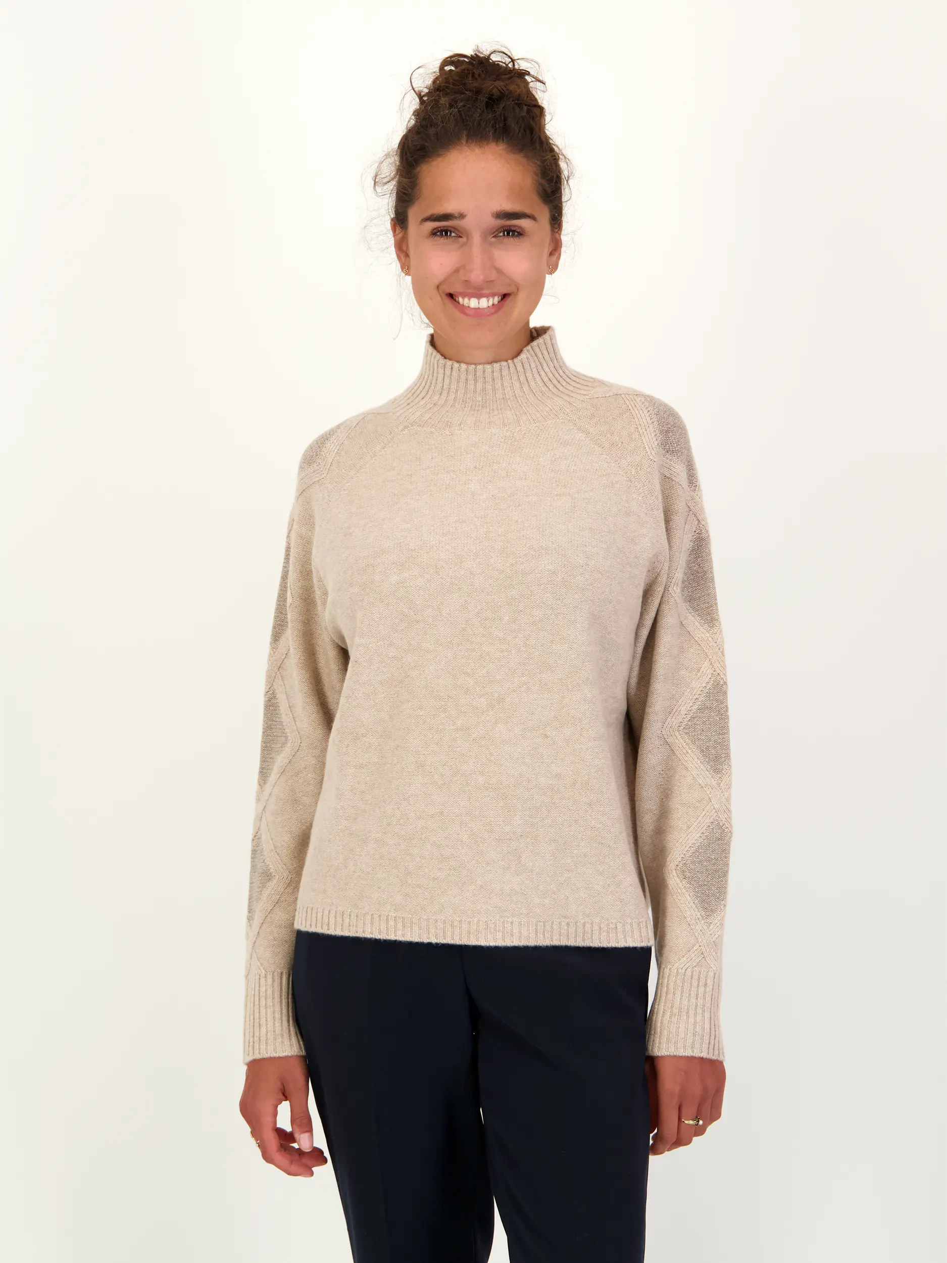 Pullover aus Wolle langarm - Artikel Vorderseite getragen von einem Modell - Farbe: Beige