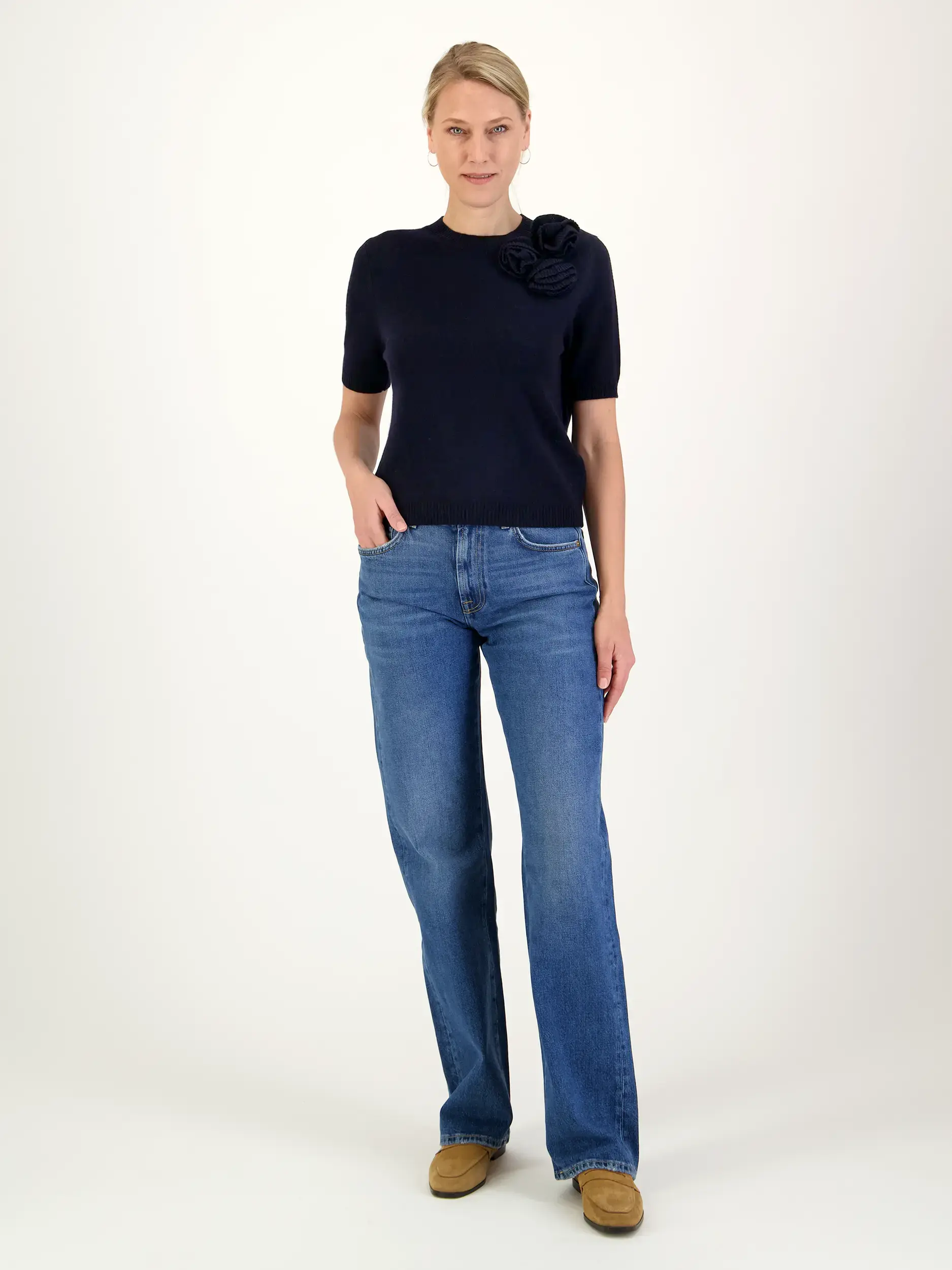 Pullover aus Wolle kurzarm - Artikel Teil eines Outfits getragen von einem Modell - Farbe: Blau