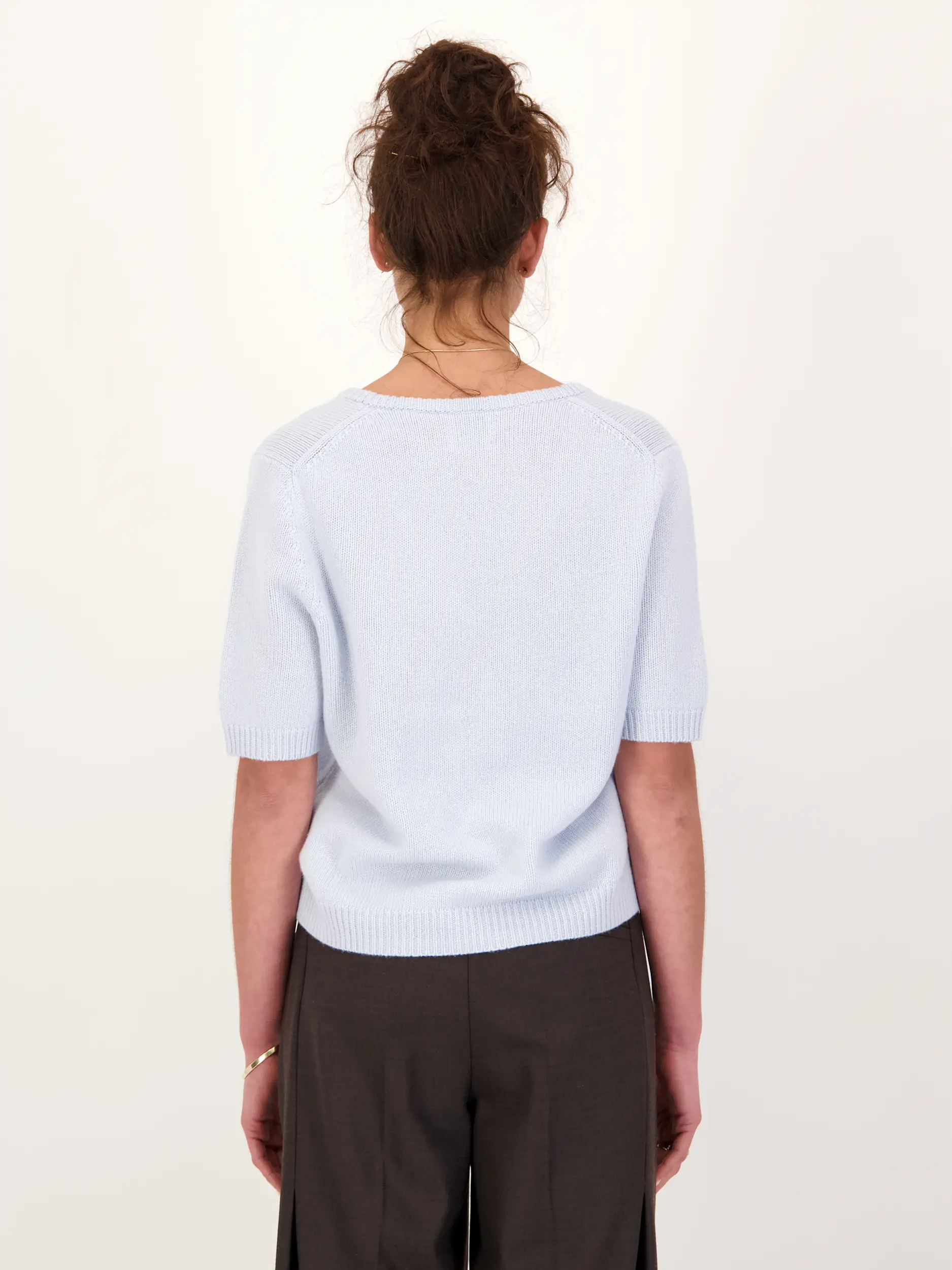 Pullover aus Wolle kurzarm - Artikel Rückseite getragen von einem Modell - Farbe: Blau