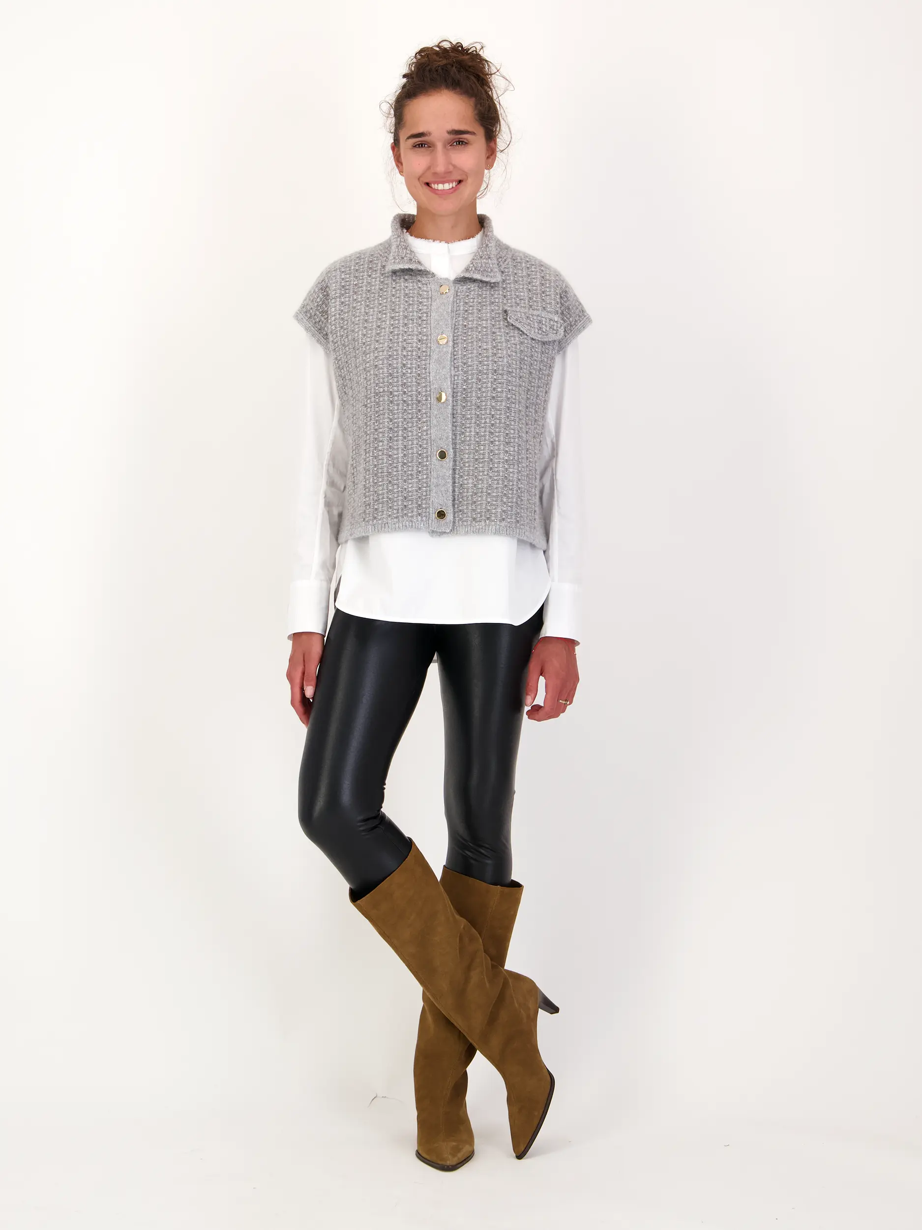 Leggings 'Yoko' aus veganem Leder - Artikel Teil eines Outfits getragen von einem Modell - Farbe: Schwarz