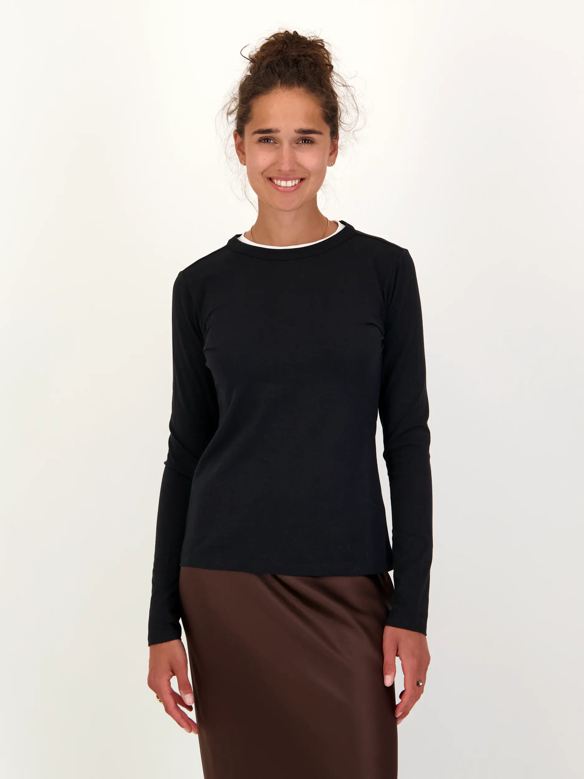 Langarmshirt 'All Time Favorites' - Artikel Vorderseite getragen von einem Modell - Farbe: Schwarz