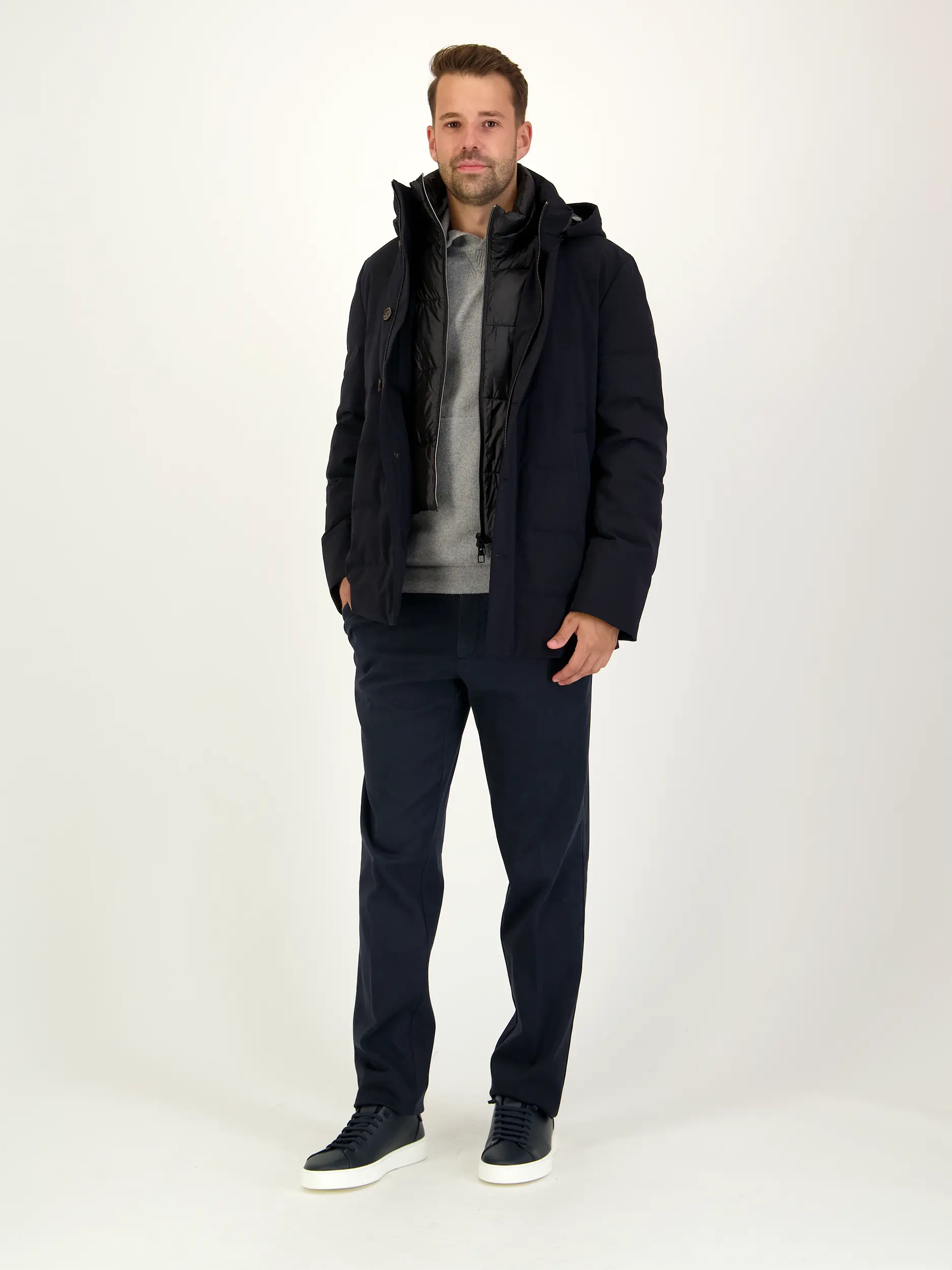 Chino 'Federico' - Artikel Teil eines Outfits getragen von einem Modell - Farbe: Blau