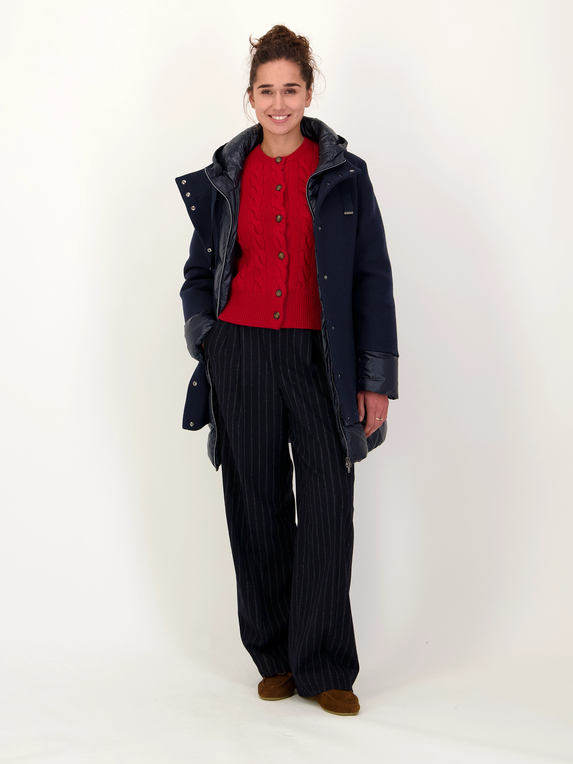 Strickjacke mit Zopfmuster  - Artikel Teil eines Outfits getragen von einem Modell - Farbe: Rot