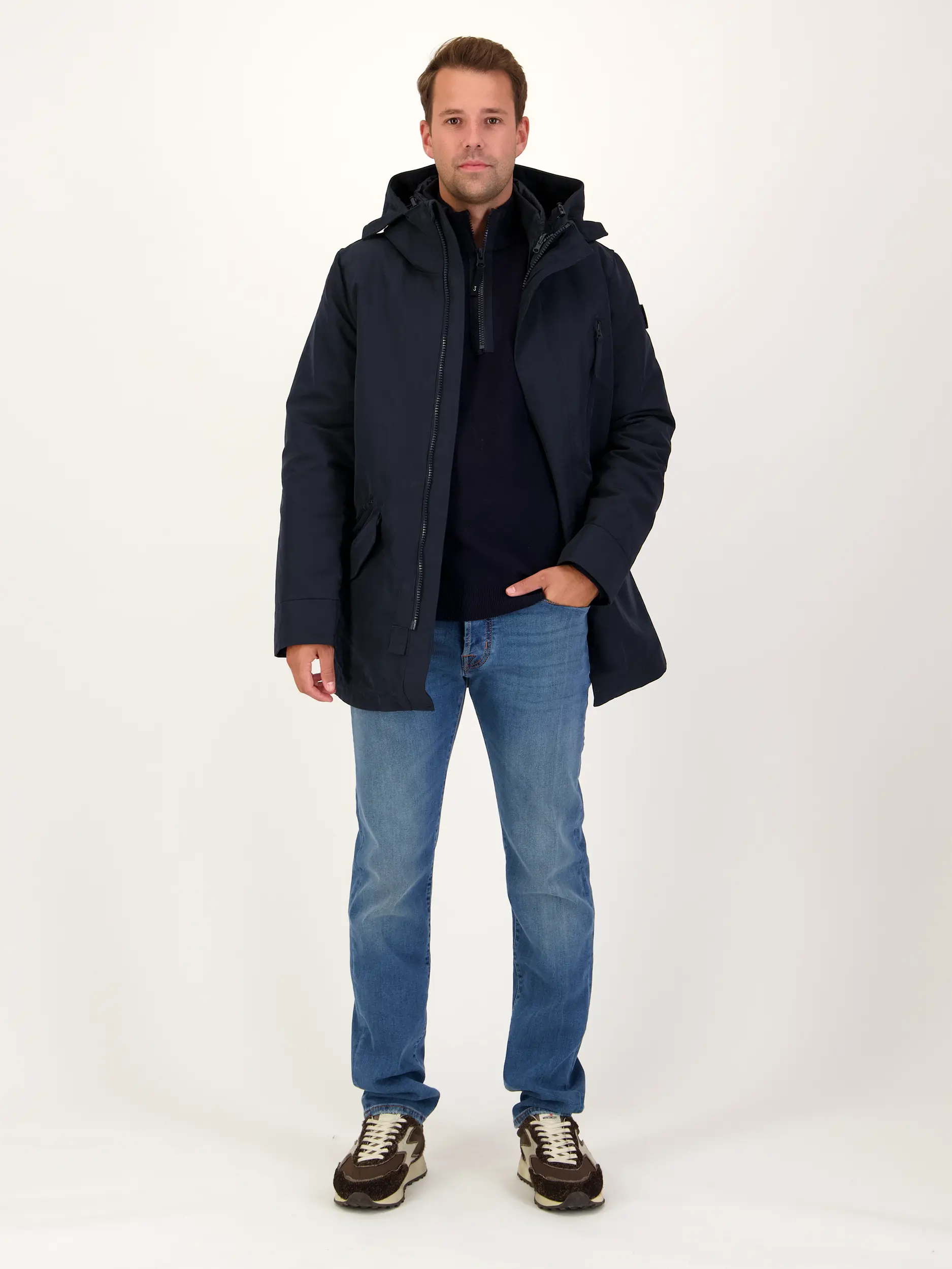 Pullover 'Clifden' aus Woll-Mix langarm - Artikel Teil eines Outfits getragen von einem Modell - Farbe: Blau