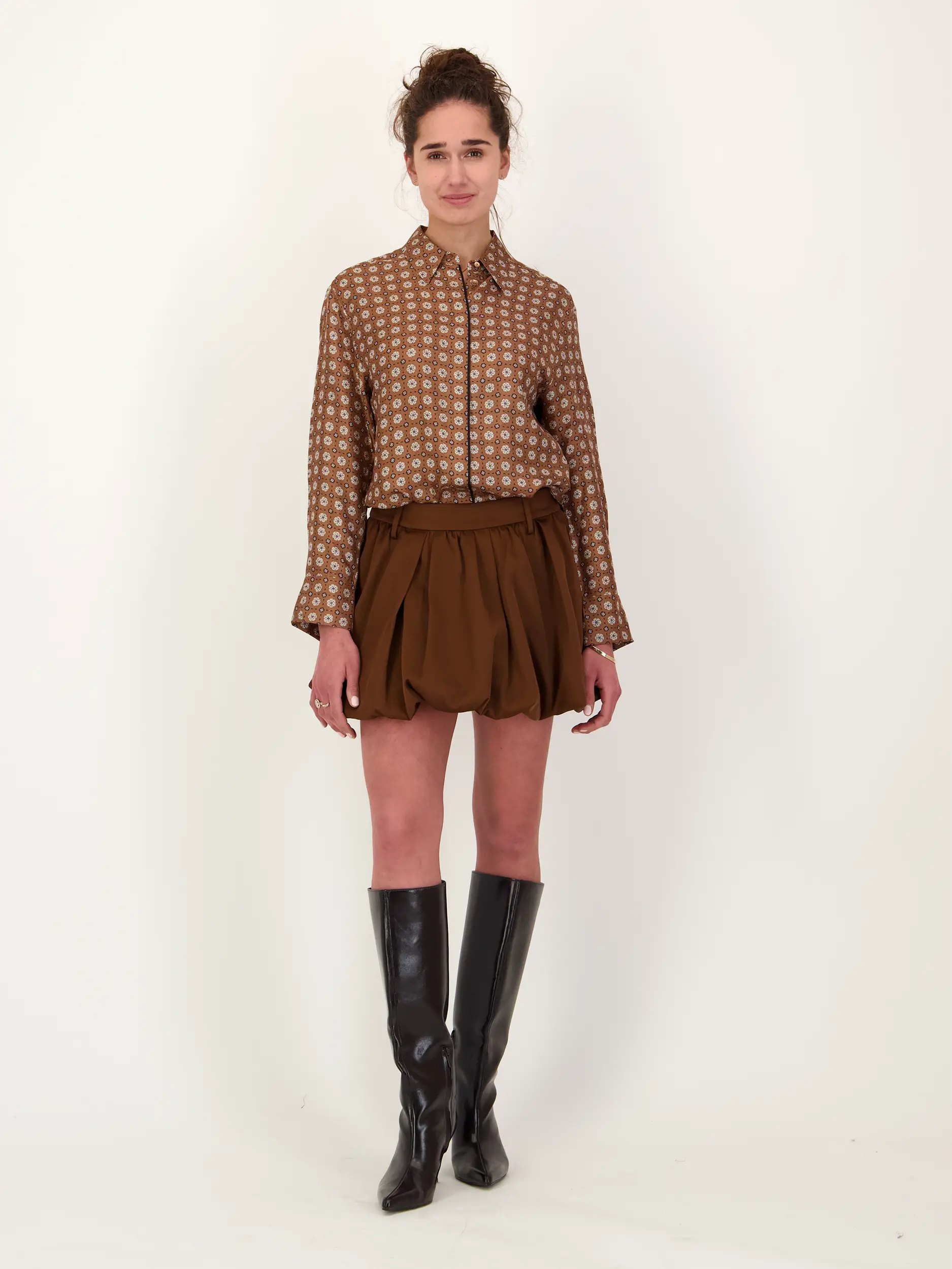 Minirock 'Layered Coolness' - Artikel Teil eines Outfits getragen von einem Modell - Farbe: Braun